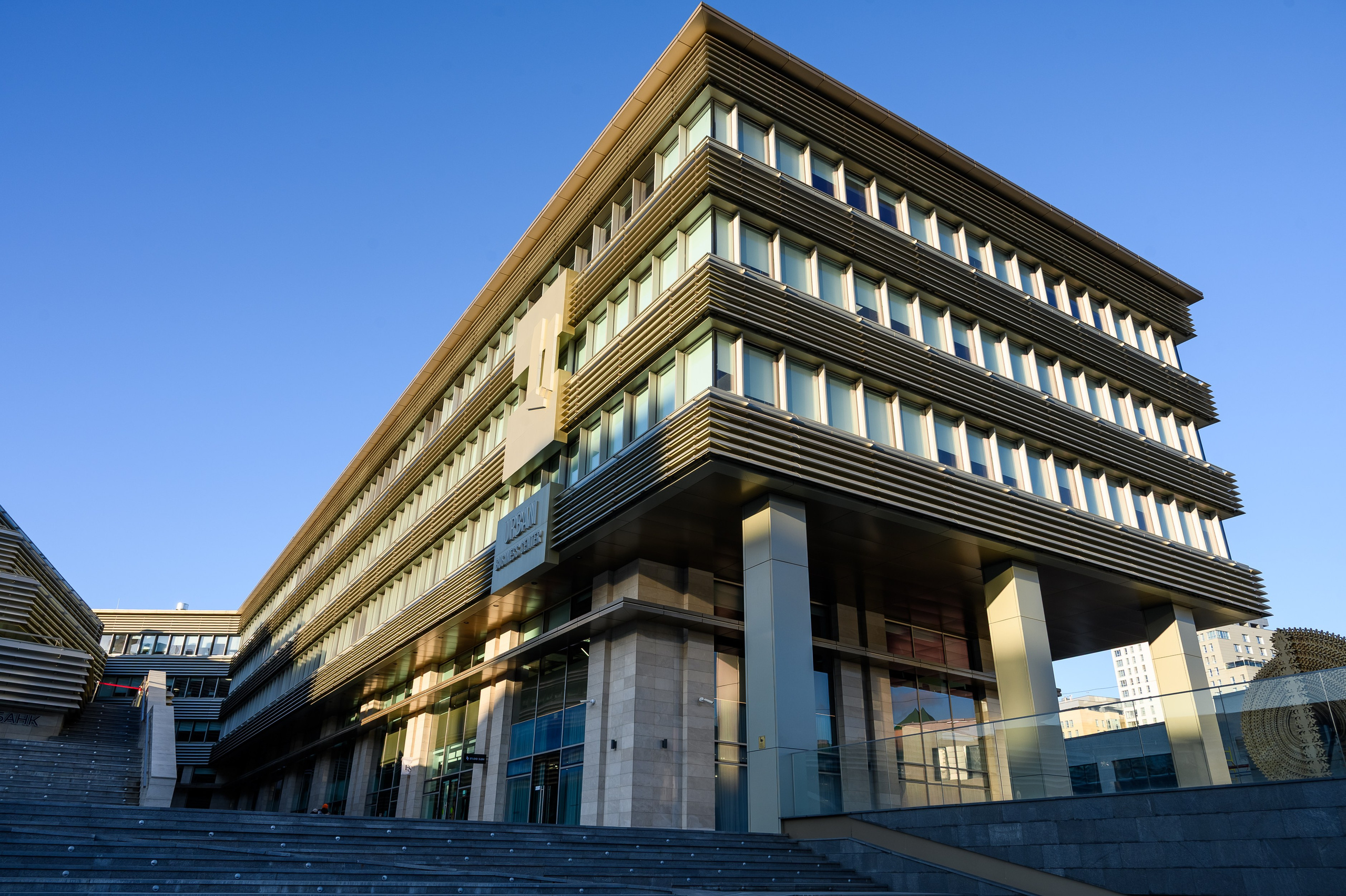 Стильный угол здания БЦ URBAN с текстурами стекла и дерева