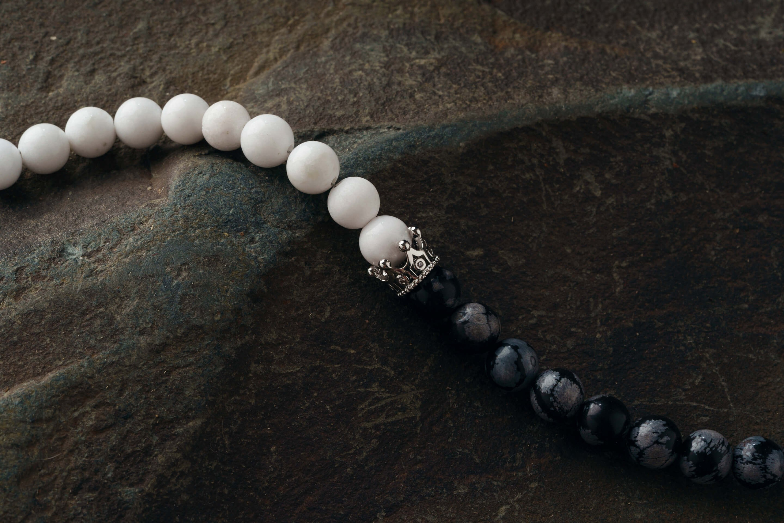 Браслет из натурального камня. Ювелирная фотосъемка. Съемка ювелирных изделий. Bracelet made of natural stone. Jewelry photography.