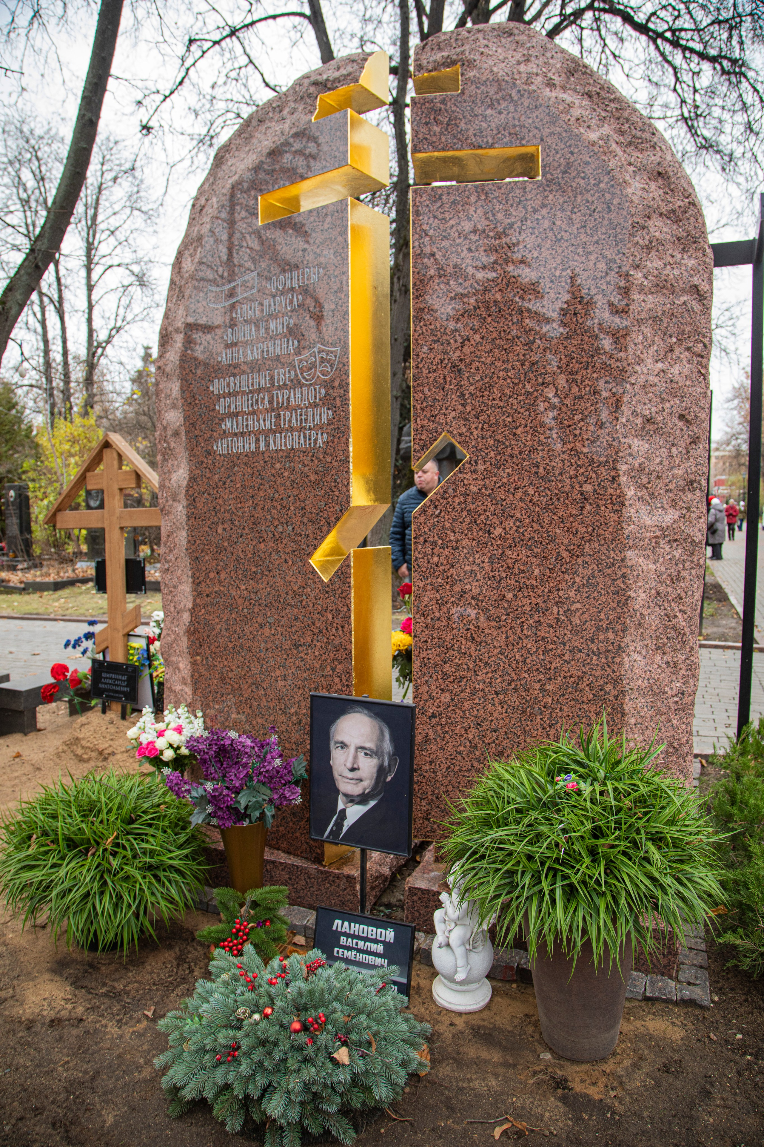 Осенняя прогулка по Новодевичьему кладбищу. Фотограф Сергей Ловкий