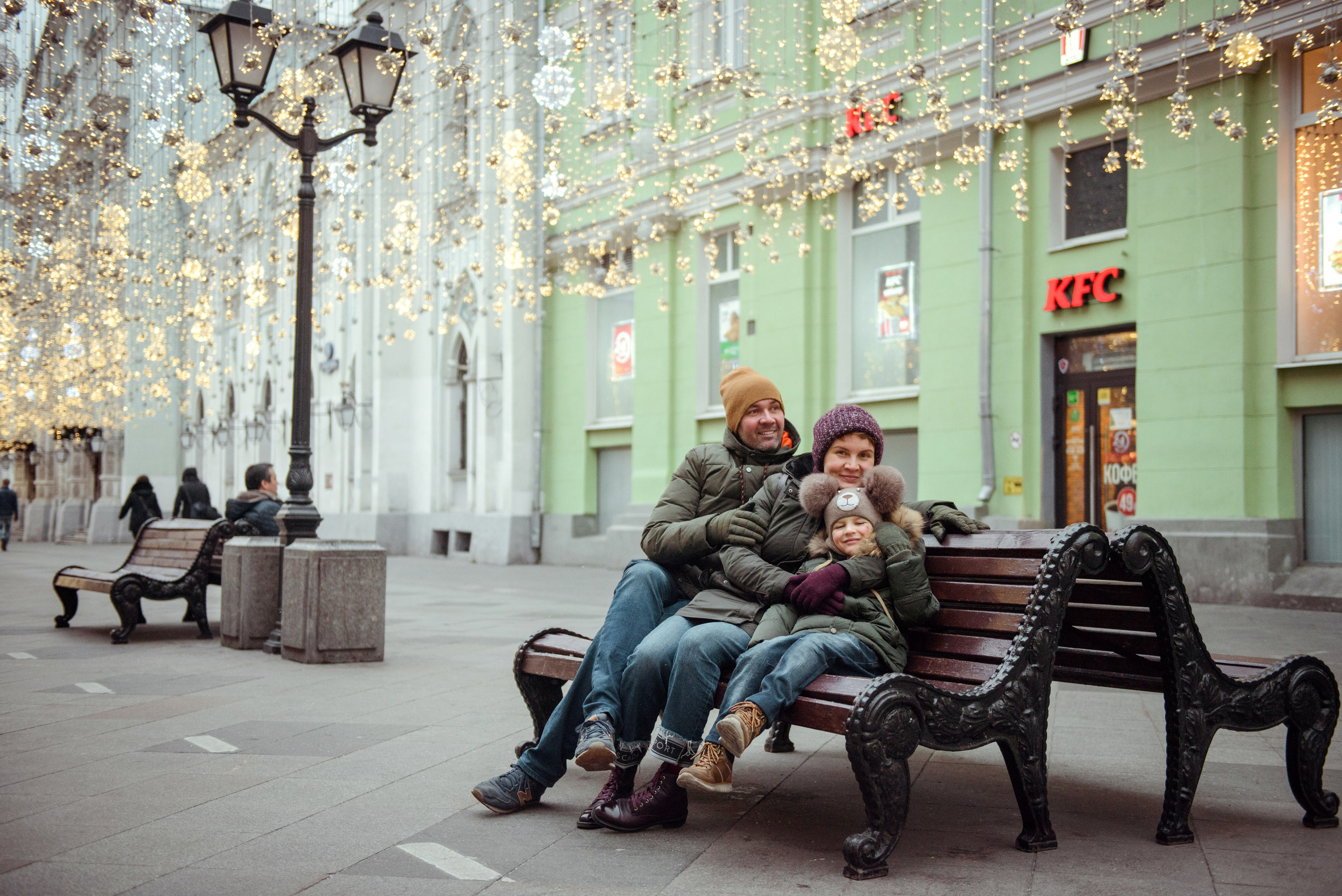 family photo shoot walking in the city. New Year Christmas photoshoot (Photographer in Edinburgh Elena Carruthers)