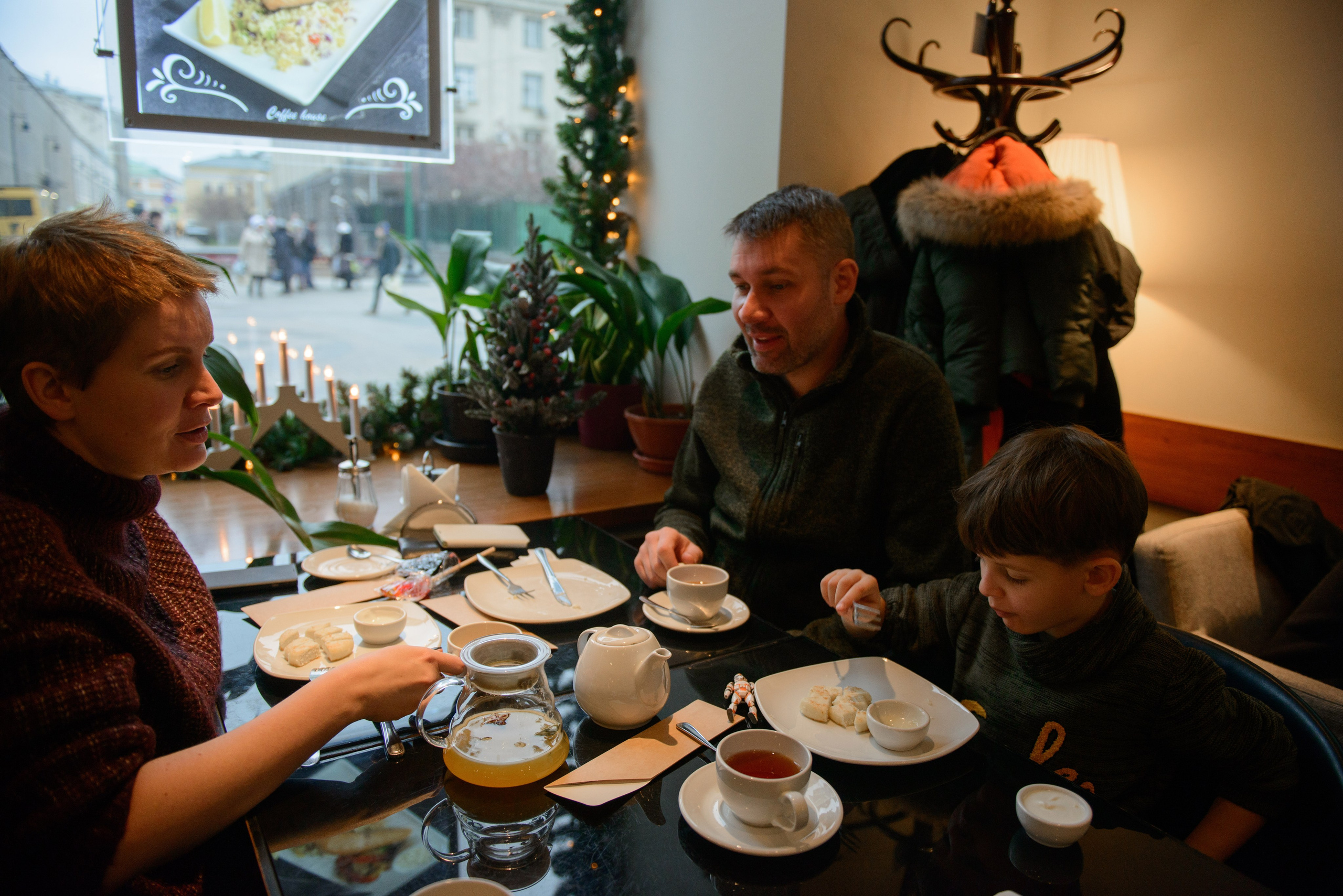 family photo shoot walking in the city. New Year Christmas photoshoot (Photographer in Edinburgh Elena Carruthers)