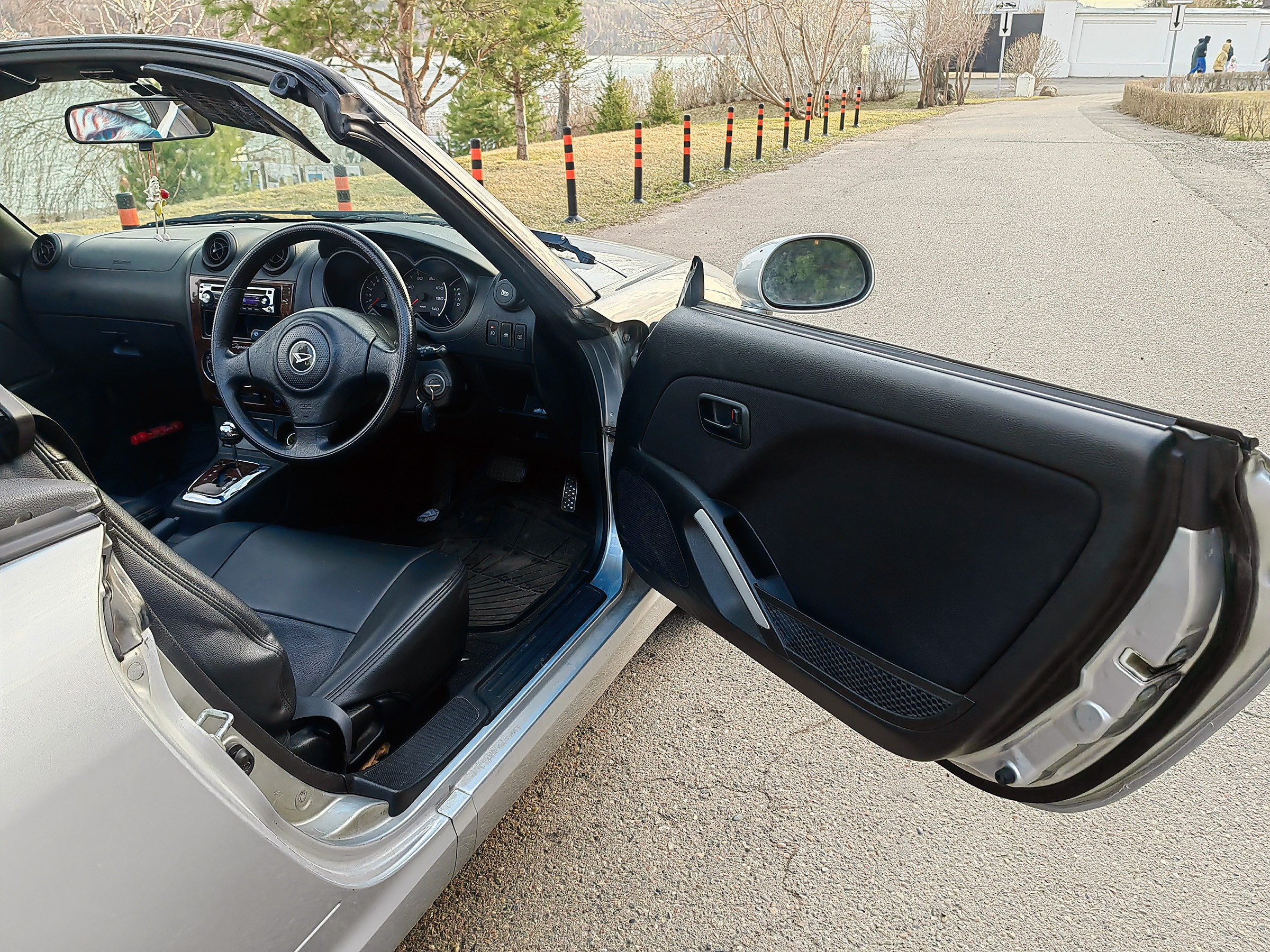 кожаные сиденья надёжная тойота продам кабриолет Daihatsu Copen в Красноярске имиджевый автомобиль для девушки и мужчины классический родстер со спортивным характером купить кабриолет в Сибири металлическая крыша складывается за 20 секунд купить автомобиль фотограф в Красноярске фотосессия покататься аренда прокат