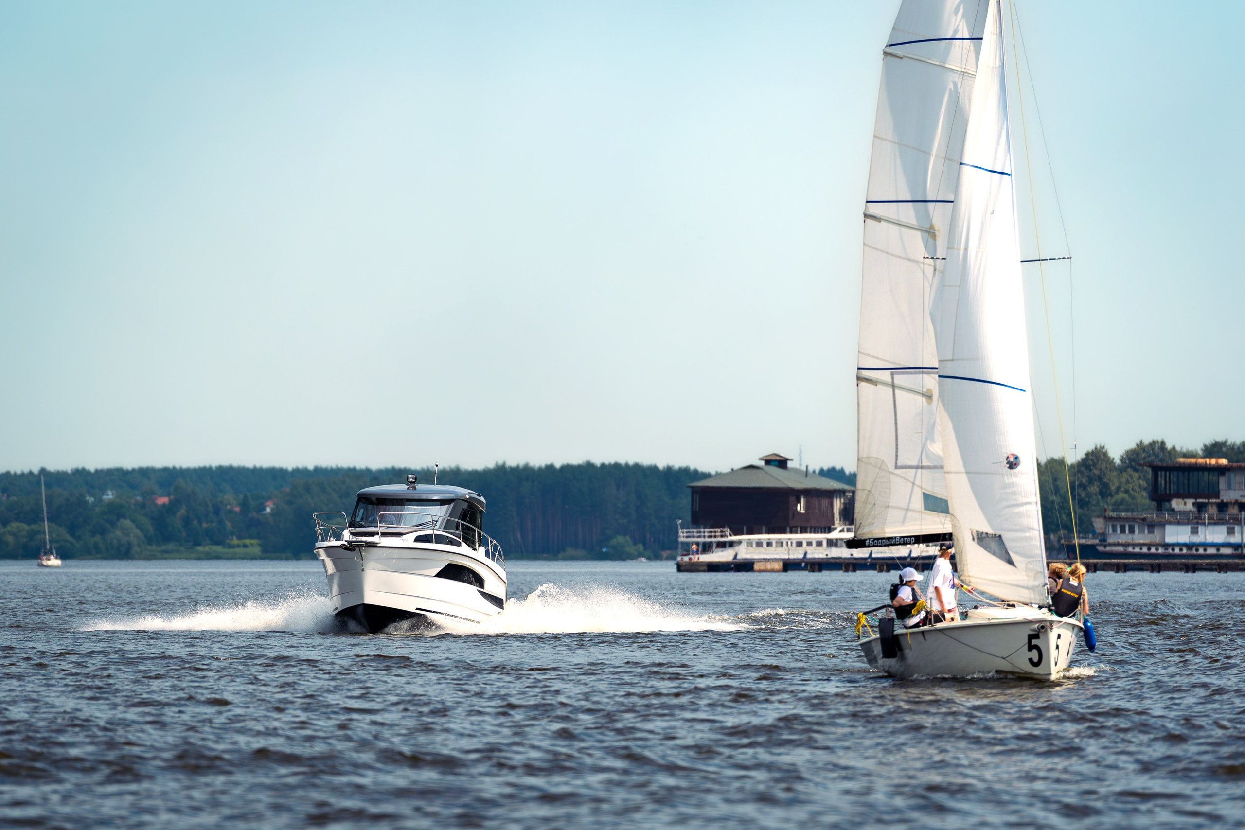 Nautic 880 идёт по акватории рядом с парусником