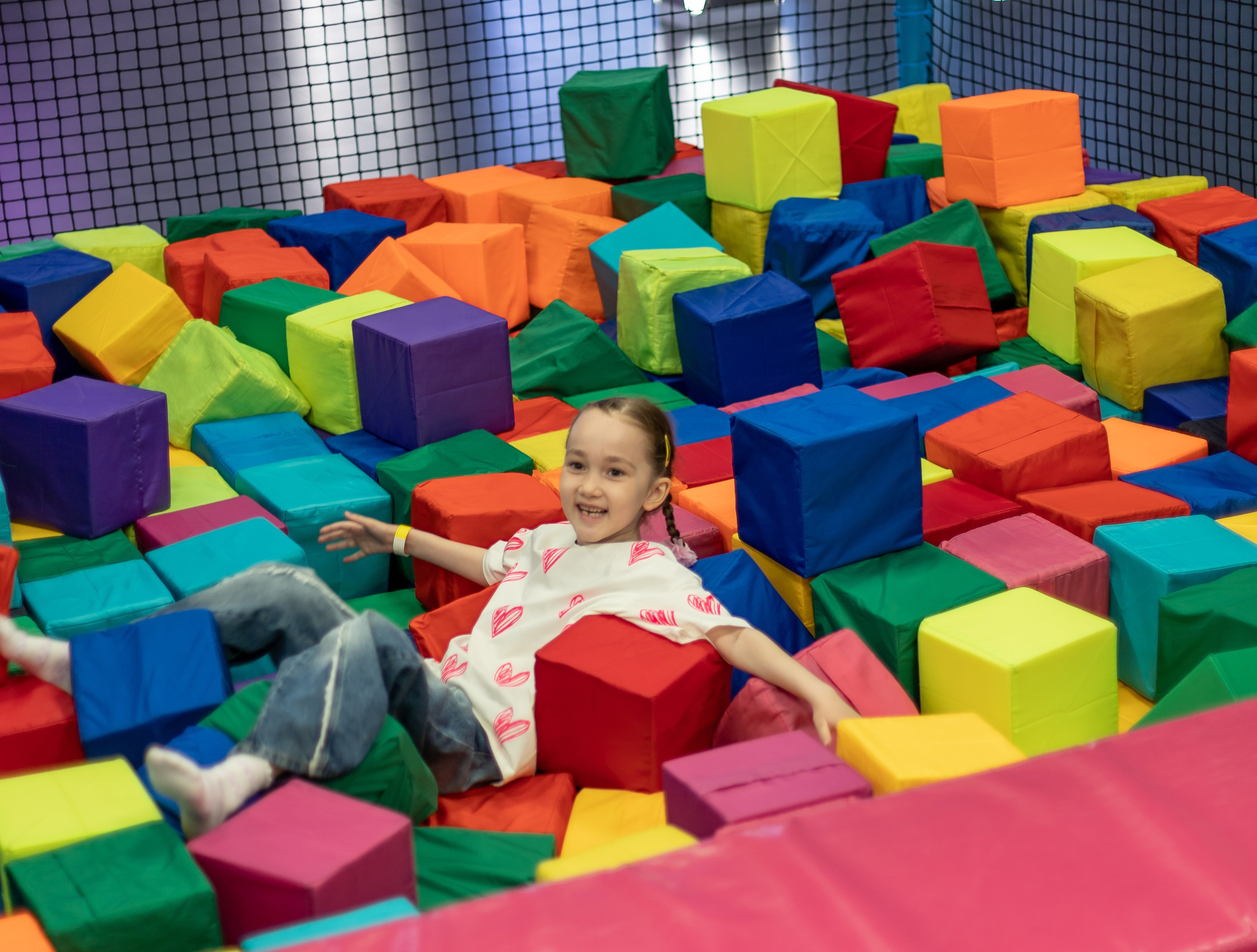 Мадина в цветущем парке. Семейный и детский фотограф в Хабаровске Алевтина Проскурякова