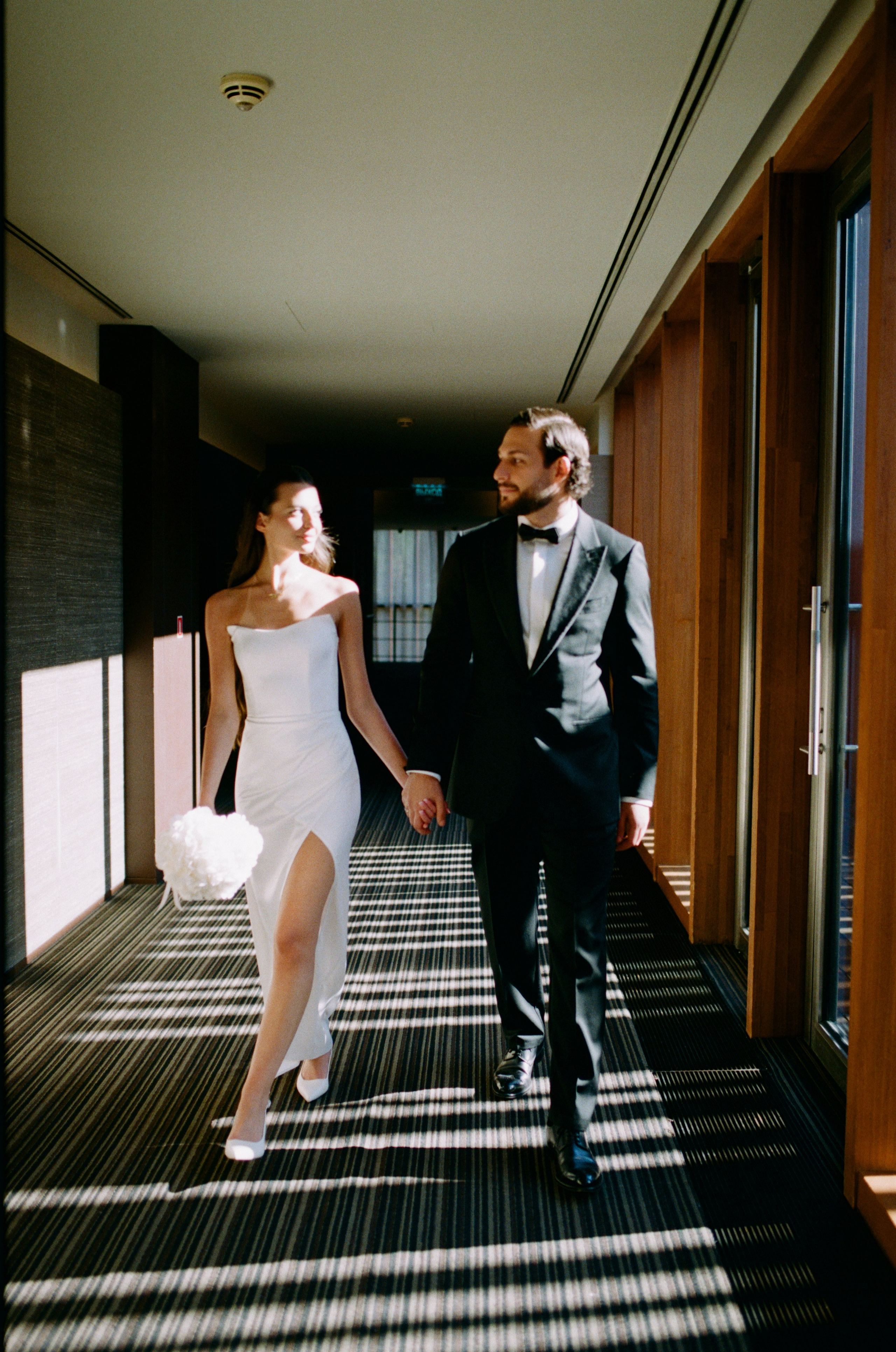 Счастливая пара идущая по коридору снятая на цветную плёночную камеру