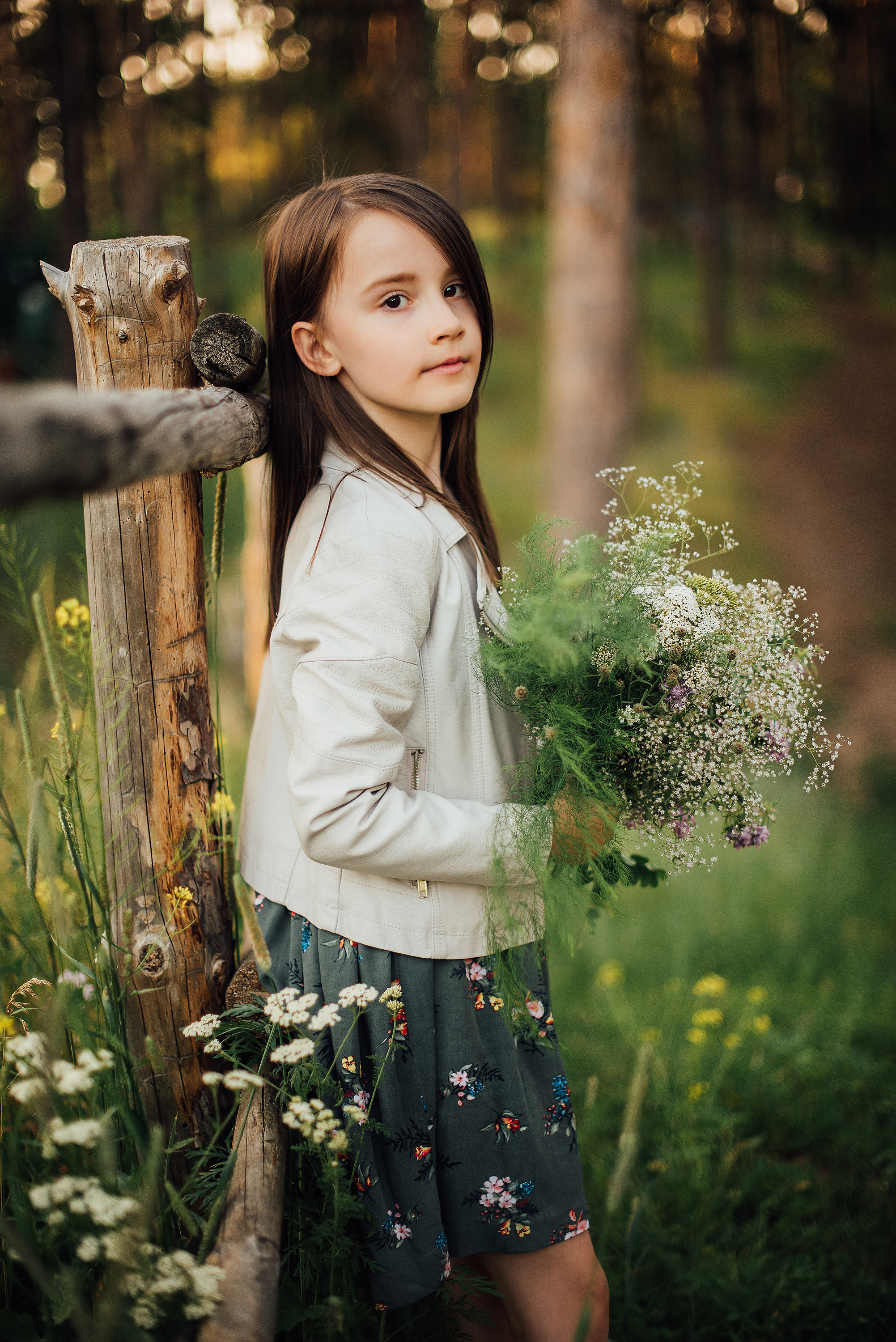 Девочка на опушке леса