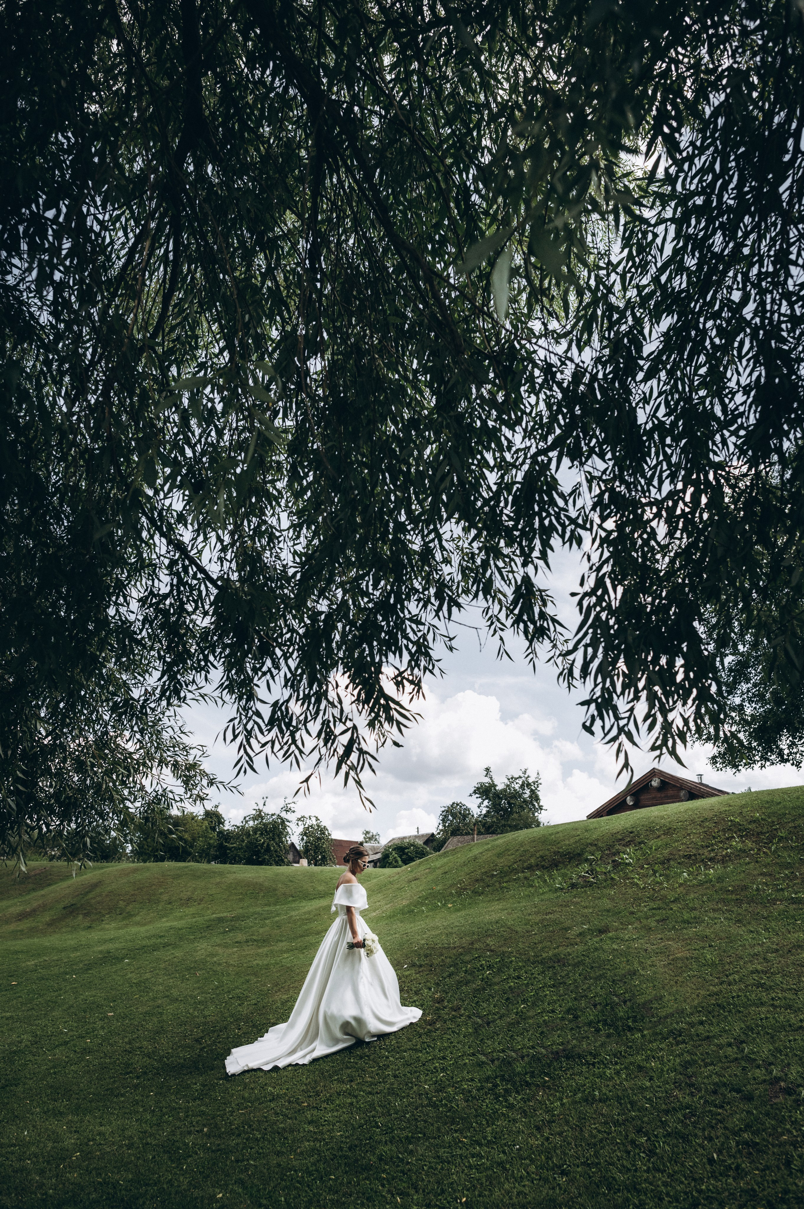 Невеста в белом платье на выездной свадьбе в Полоцке