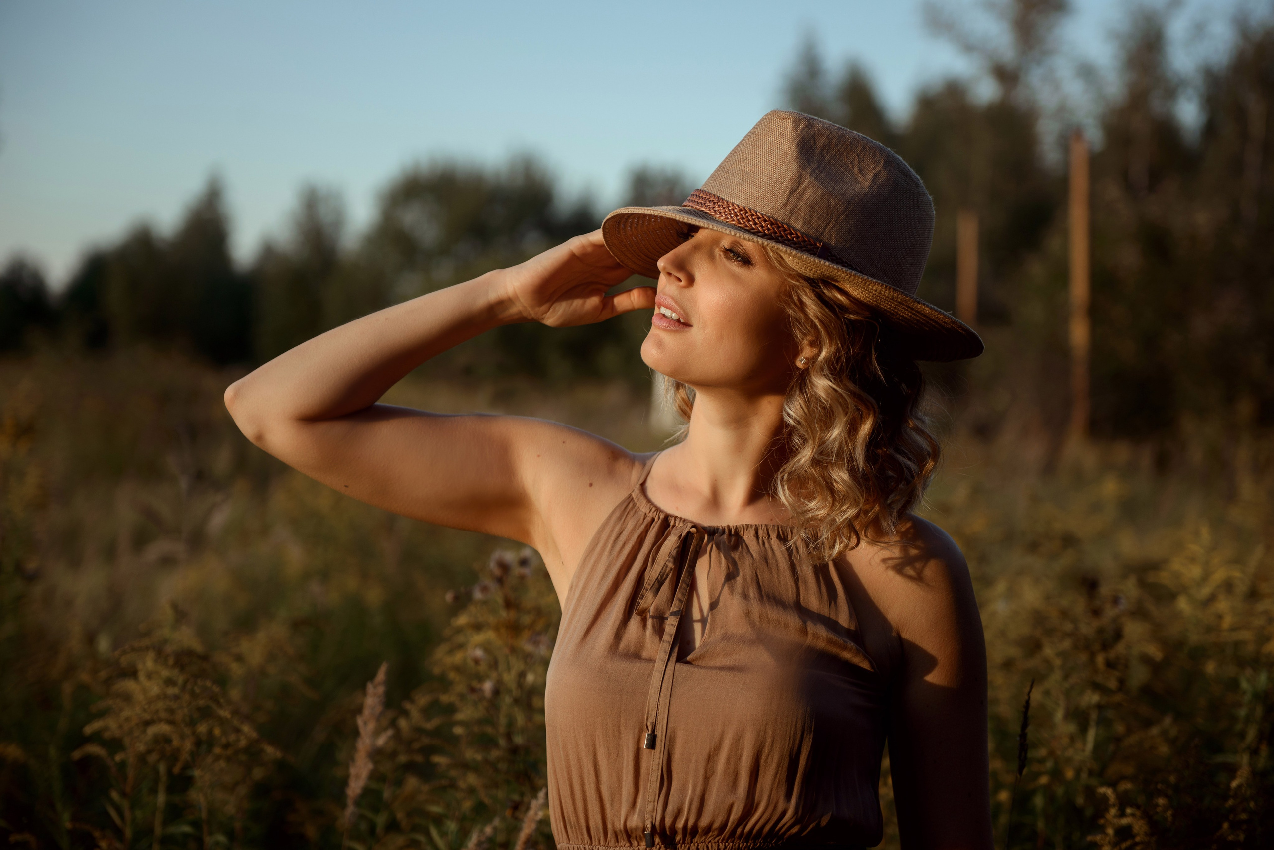 A photo shoot for a woman l in the field. Sunset photo shoot for a girl Curly hair style. (photographer in Edinburgh Elena)