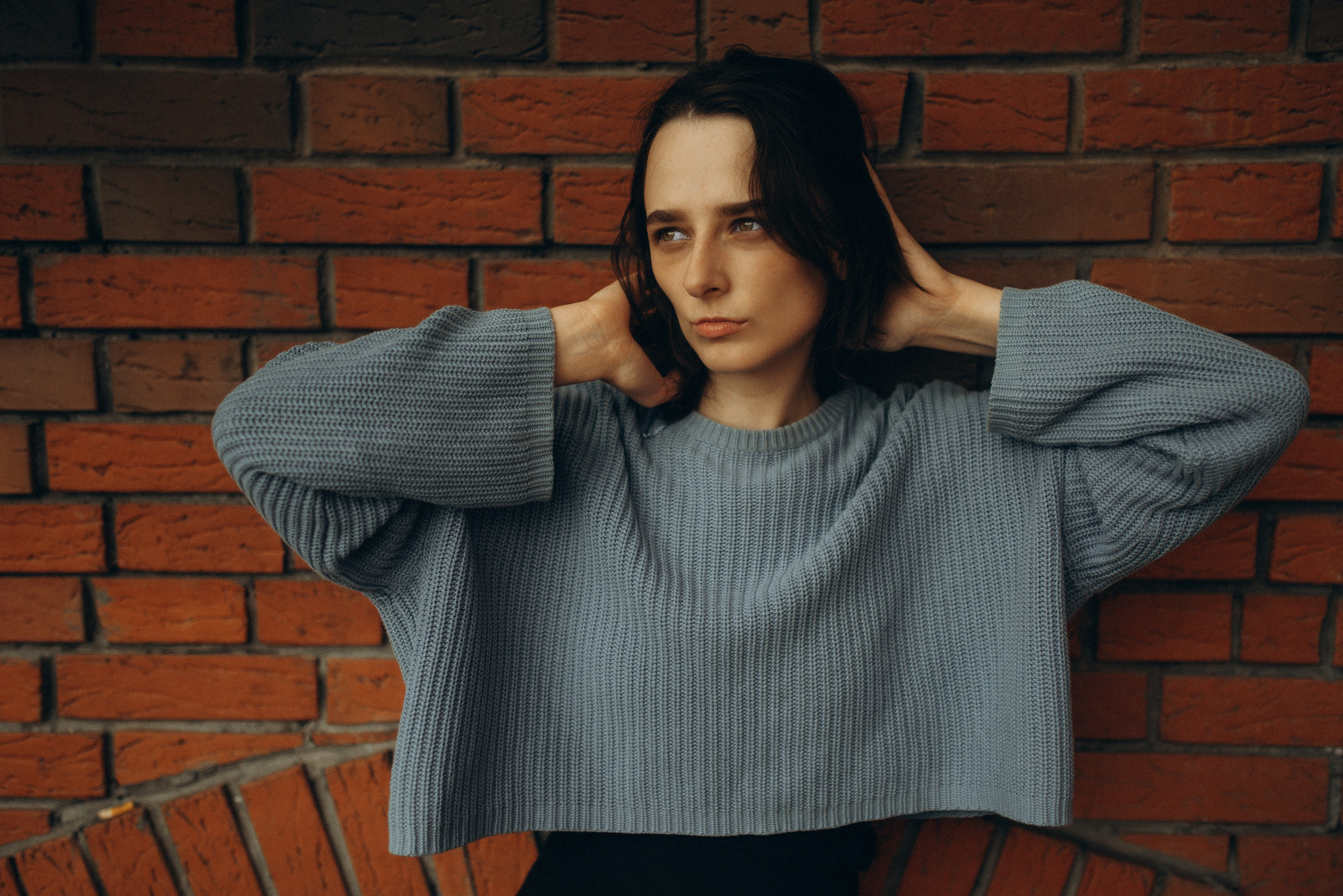 Девушка в голубом свитере на фоне кирпичной стены и черной винтовой лестницы, портретная фотосессия в индустриальном стиле. Фотосессия в Новосибирске. 3.