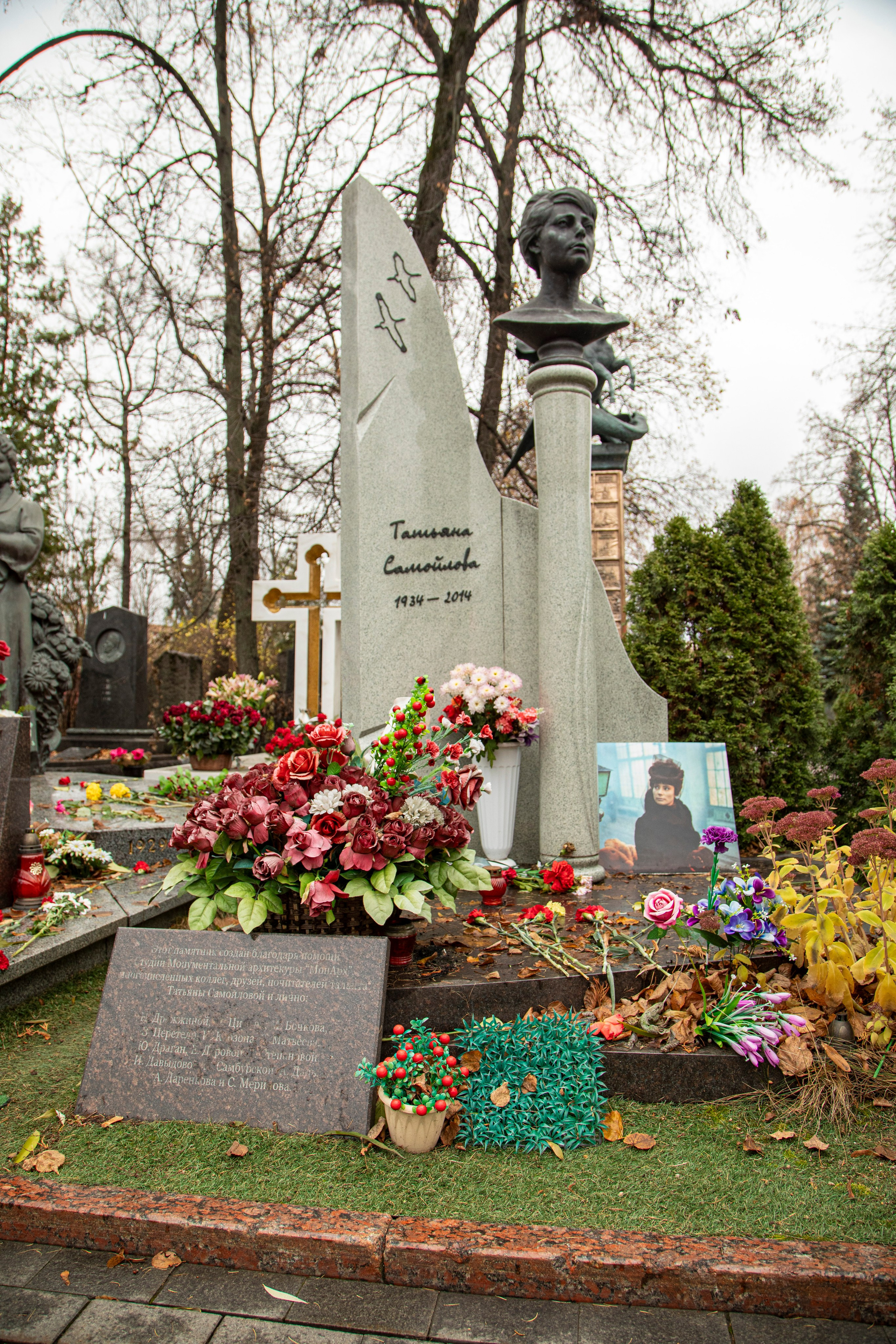 Осенняя прогулка по Новодевичьему кладбищу. Фотограф Сергей Ловкий