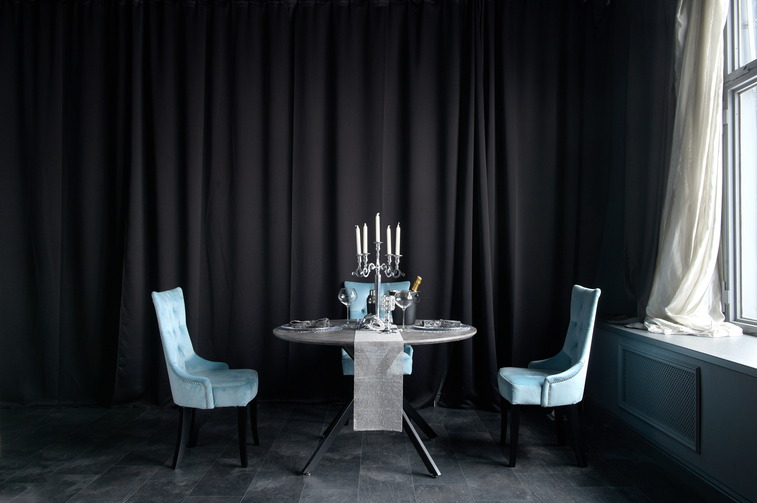 DАRК — зал 60 м² фотостудии в Москве с большими окнами, серыми стенами, потолком и полом, подходит для съемки с естественным светом. ВИЗУАЛИЗАТОР БРЕНДА: ФОТОГРАФ | ИМИДЖМЕЙКЕР| СТИЛИСТ МОСКВА