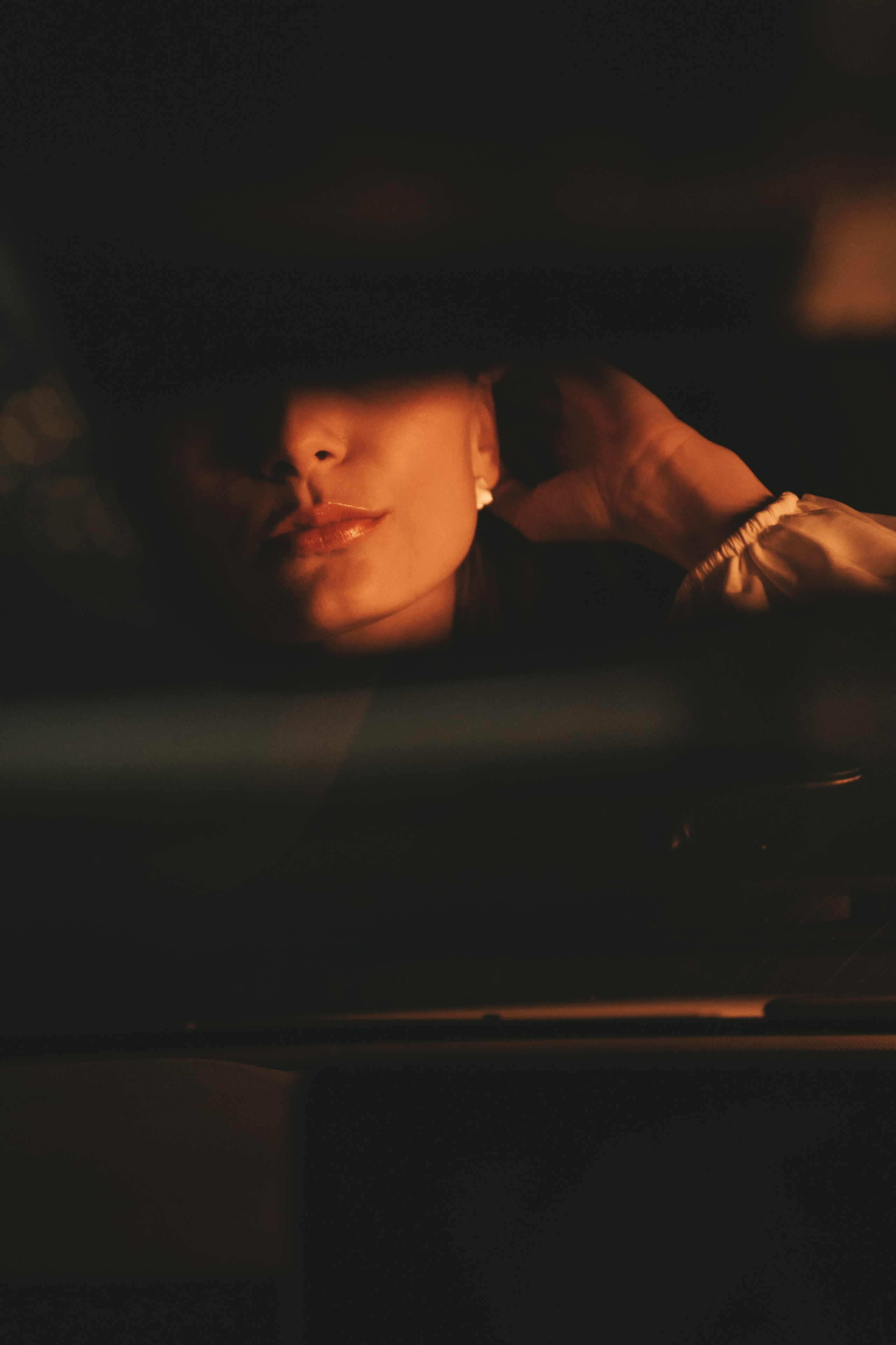 кадр женских губ в отражении зеркала внутри машины