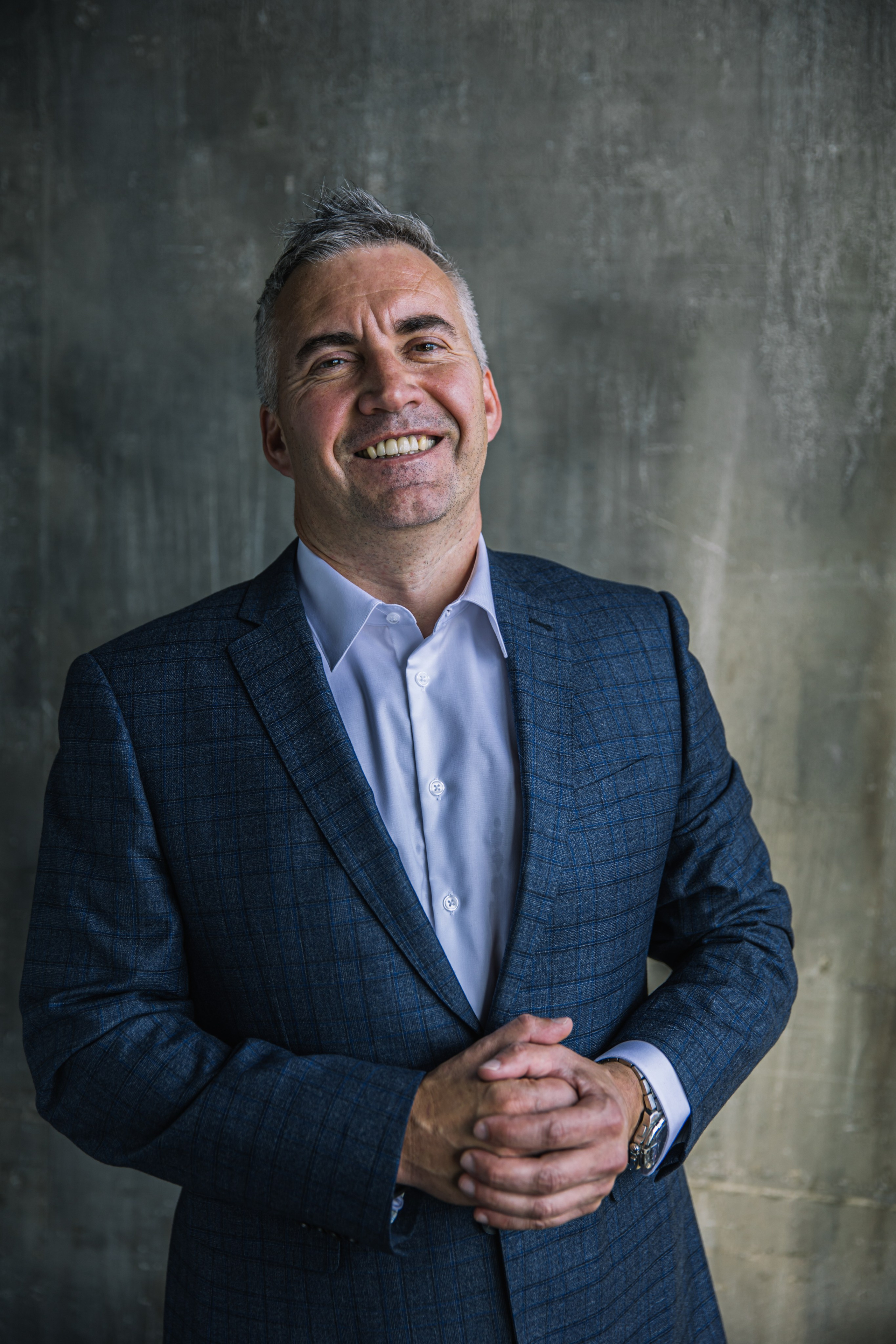 Цветной портретмужчиныв студии, естественное освещение, спокойная поза, нейтральный фон