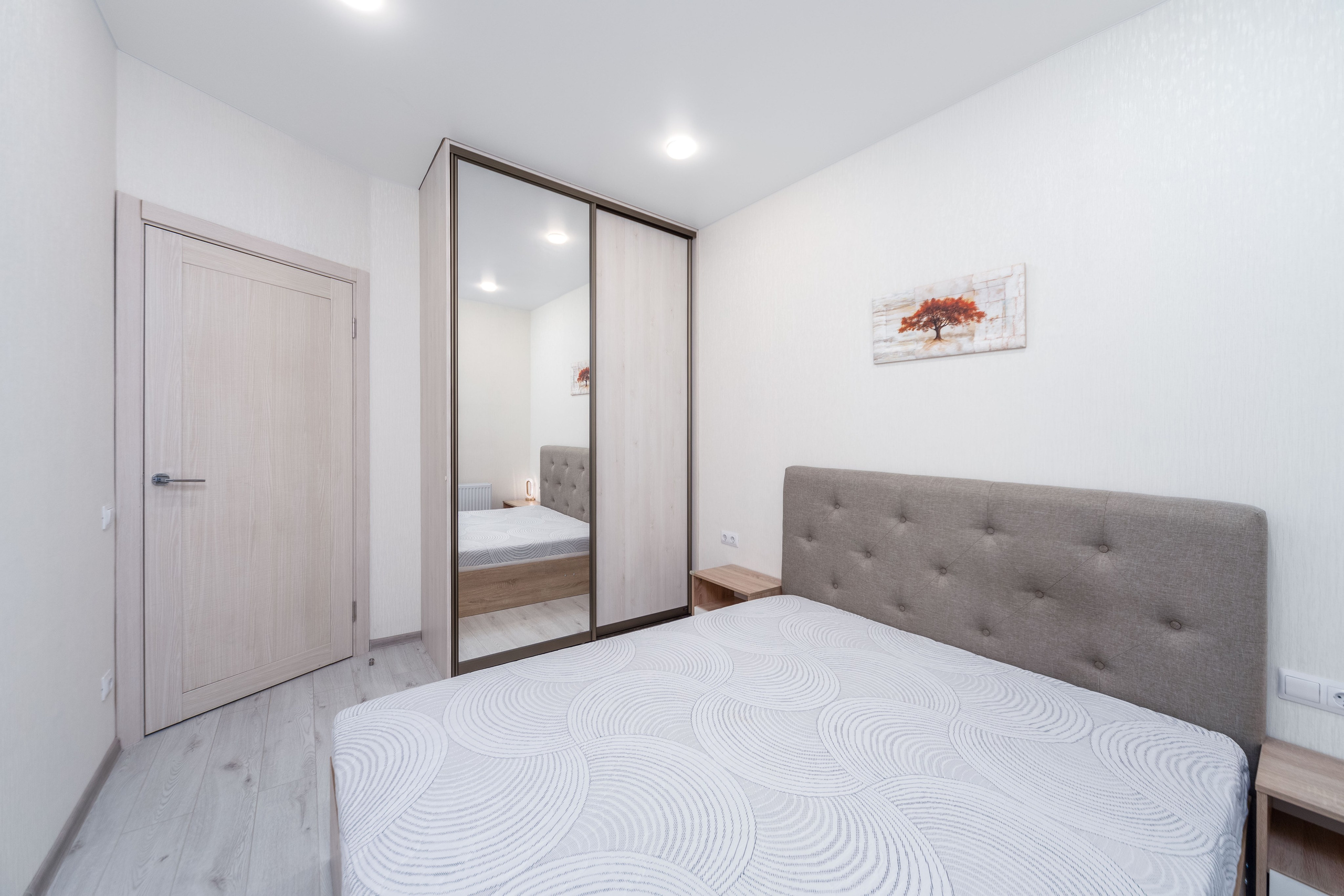 Интерьер зоны хранения в спальне в двухкомнатной квартире