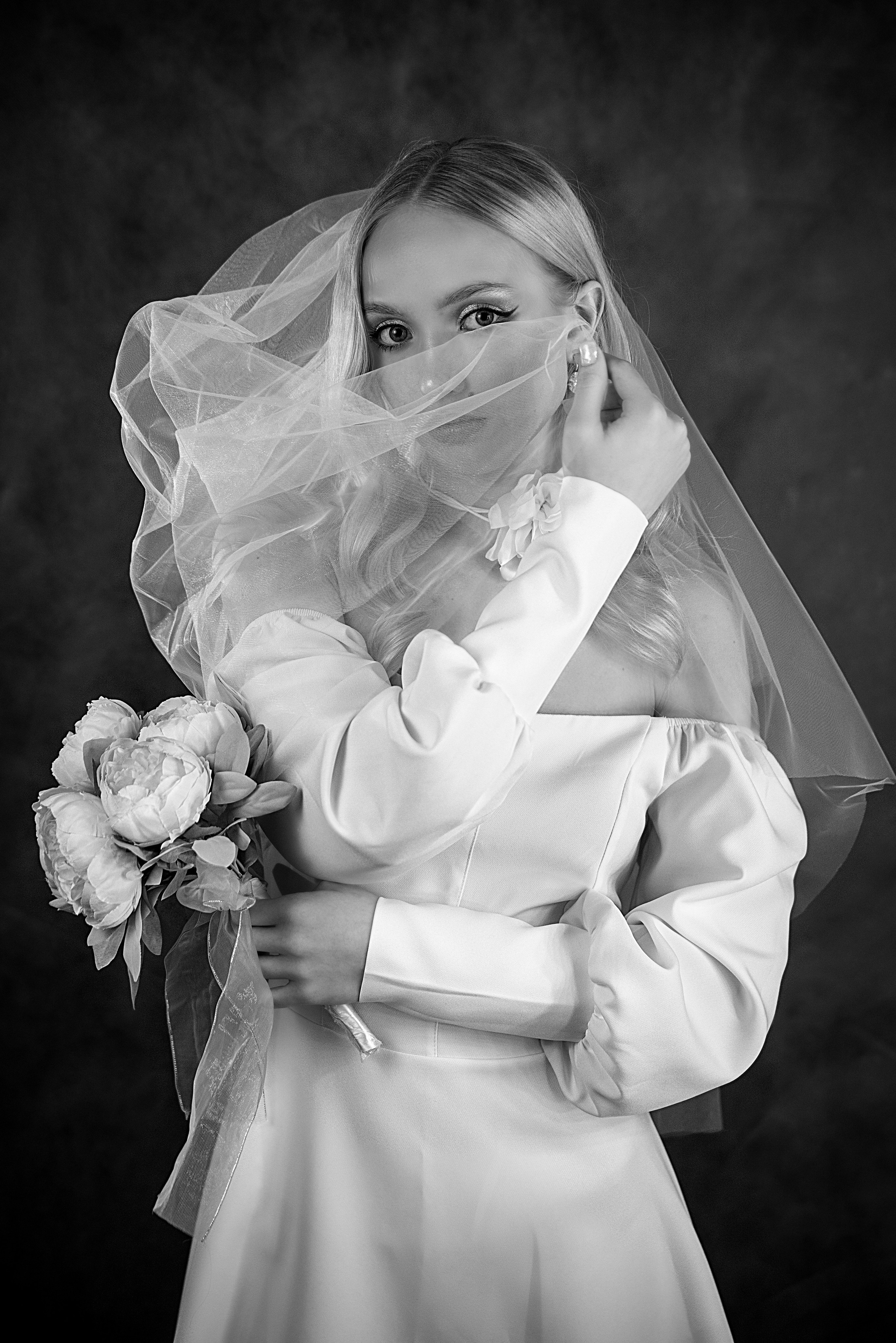 невеста с фатой чб