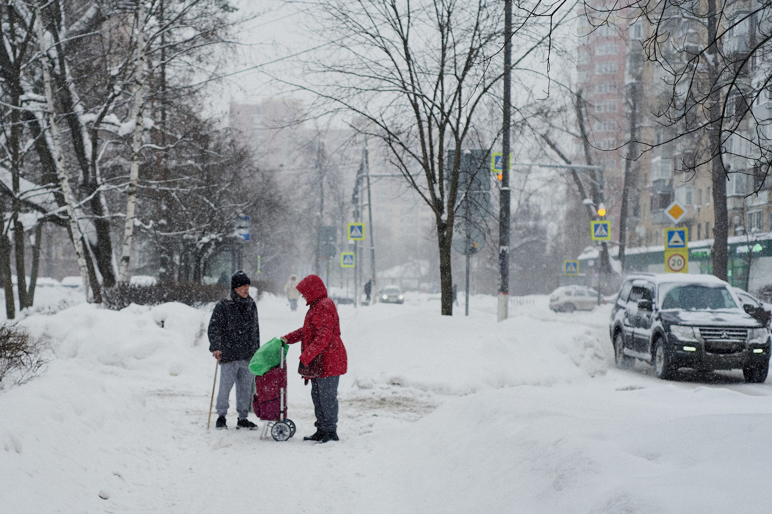 POV Street Photography — Snowy Crosswalk | 50mm Manual Focus. Репортажный ивент фотограф в Москве Александр Гладкий