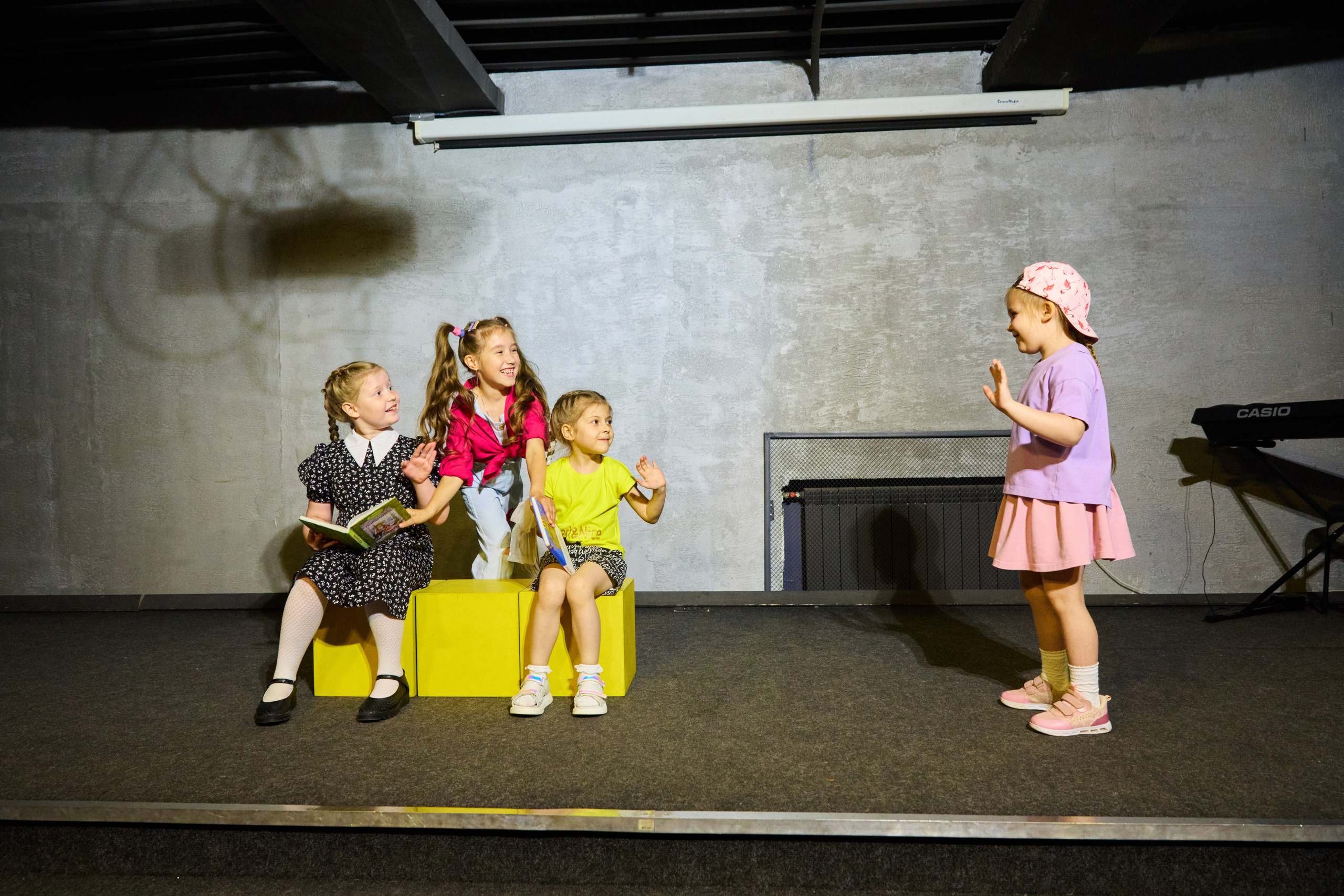 На сцене выступают дети. Культурное пространства Гагарин