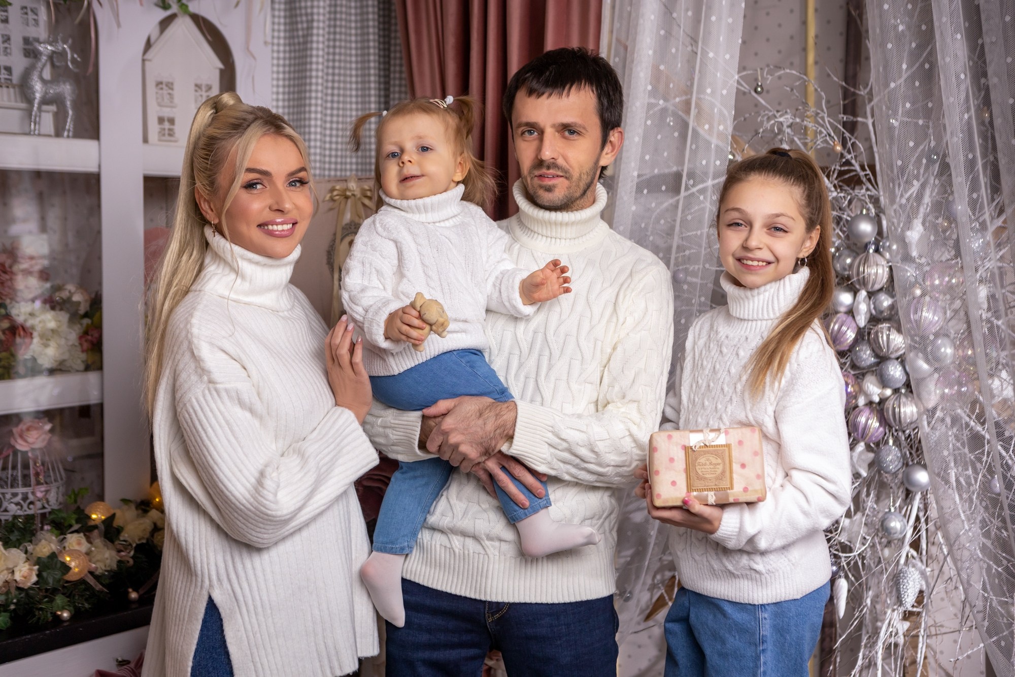 Семейная новогодняя фотосессия. Фотограф в Оренбурге. Профессиональный фотограф