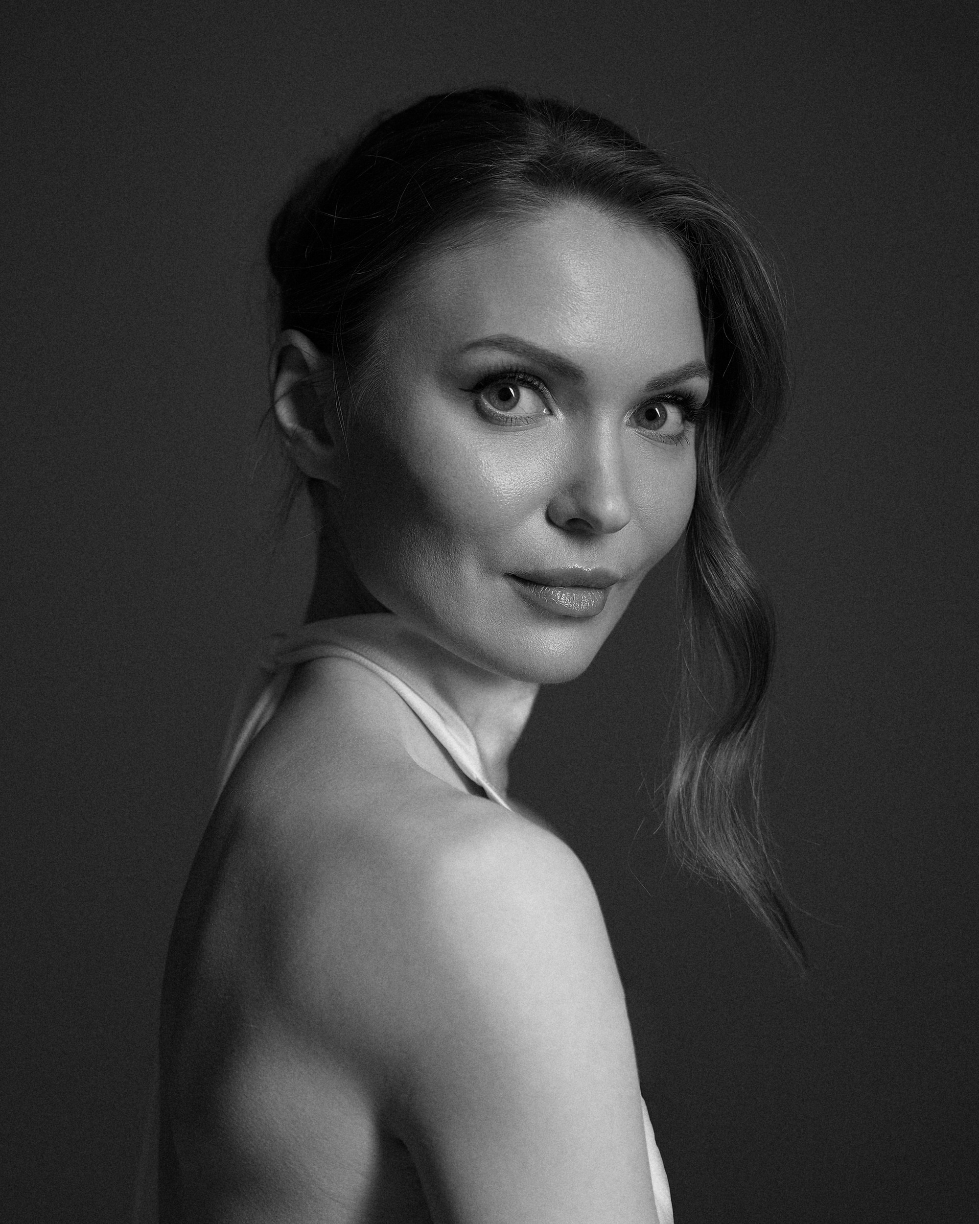 Тёмный фон, её глаза сияют. Портрет невесты, полный глубины и нежности. Свадебная съемка в студии, фотограф Дмитрий Цветков, Санкт-Петербург