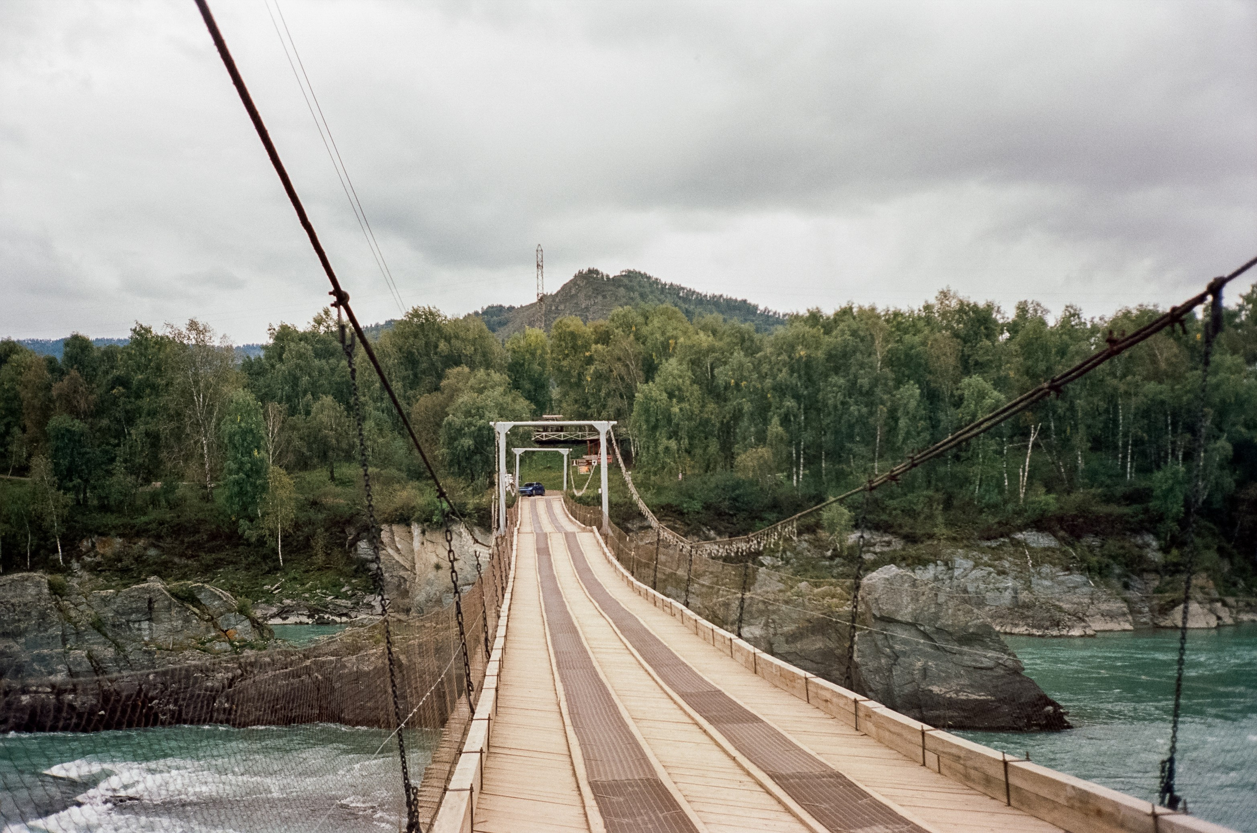 Катунь и скалы. Зубы Дракона в пасмурный день. Фотограф-документалист Мария Осокина