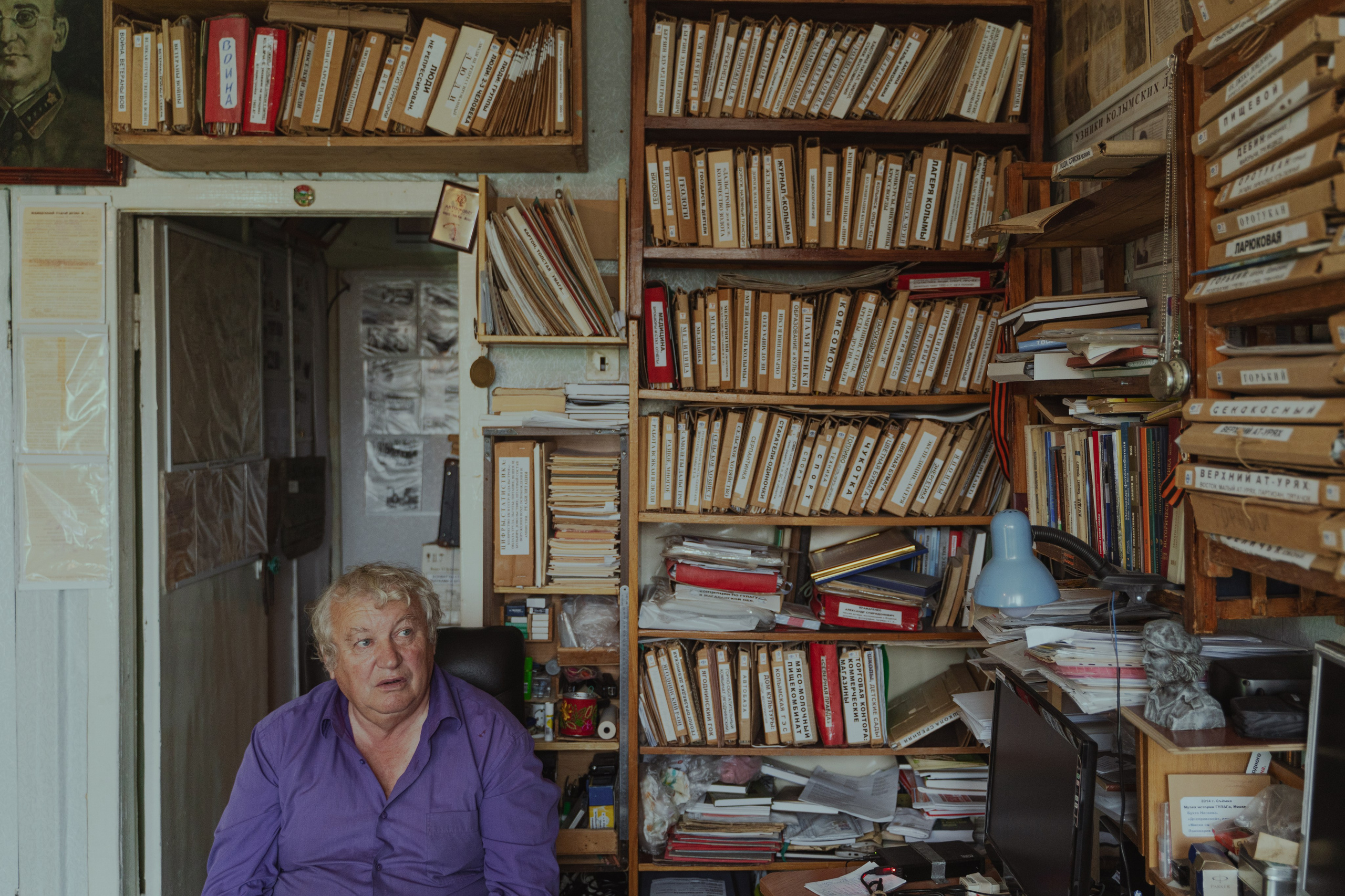 Иван Александрович Паникаров — мой проводник на недружелюбную Колыму. Иван историк и краевед из посёлка Ягодное, известный своими исследованиями истории Колымы, ГУЛАГа и освоения региона. Его работы посвящены изучению архивных материалов, судеб репрессированных и роли лагерей в истории. Паникаров внес значительный вклад в сохранение памяти о трагических событиях советской эпохи, публикуя книги и статьи, которые помогают осмыслить историческое наследие Магаданской области. Надписи на его архивных папках — названия трудовых лагерей, мест, людей, списки политзаключеных, архивы и другие важные документы своего времени.