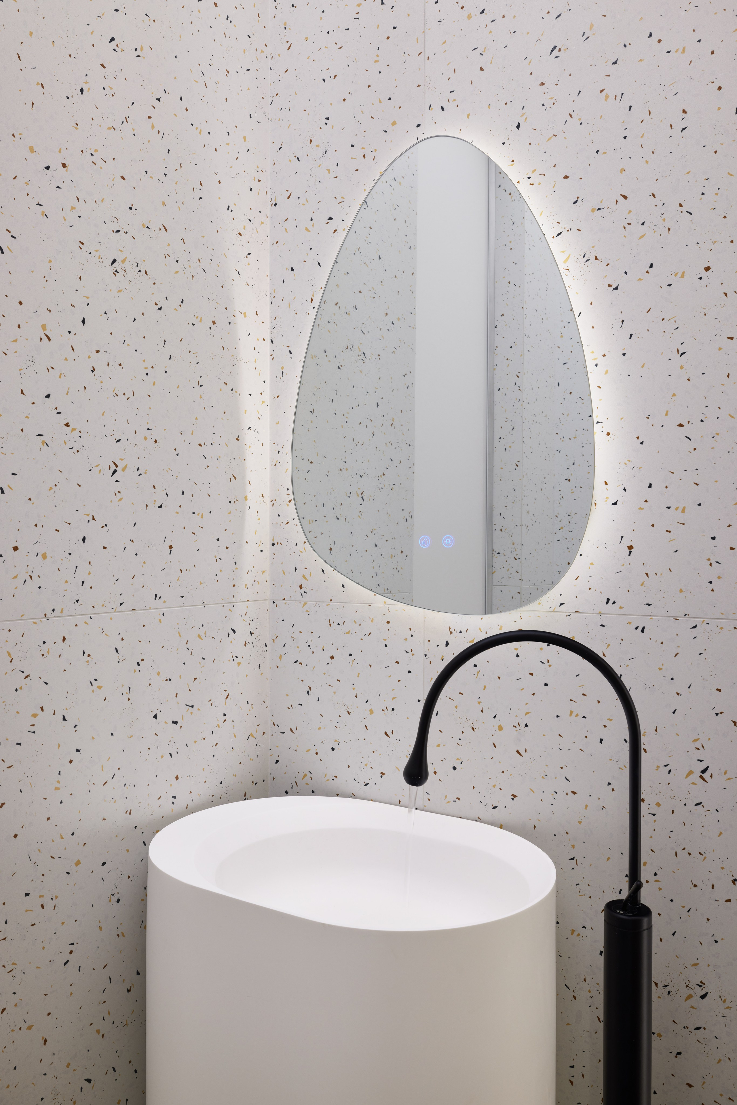 Санузел и прихожая с продуманной системой хранения, выполненные с использованием шпона и светлого камня. Интерьер от дизайнера Ксении Новиковой (ksudsgn), Санкт-Петербург.