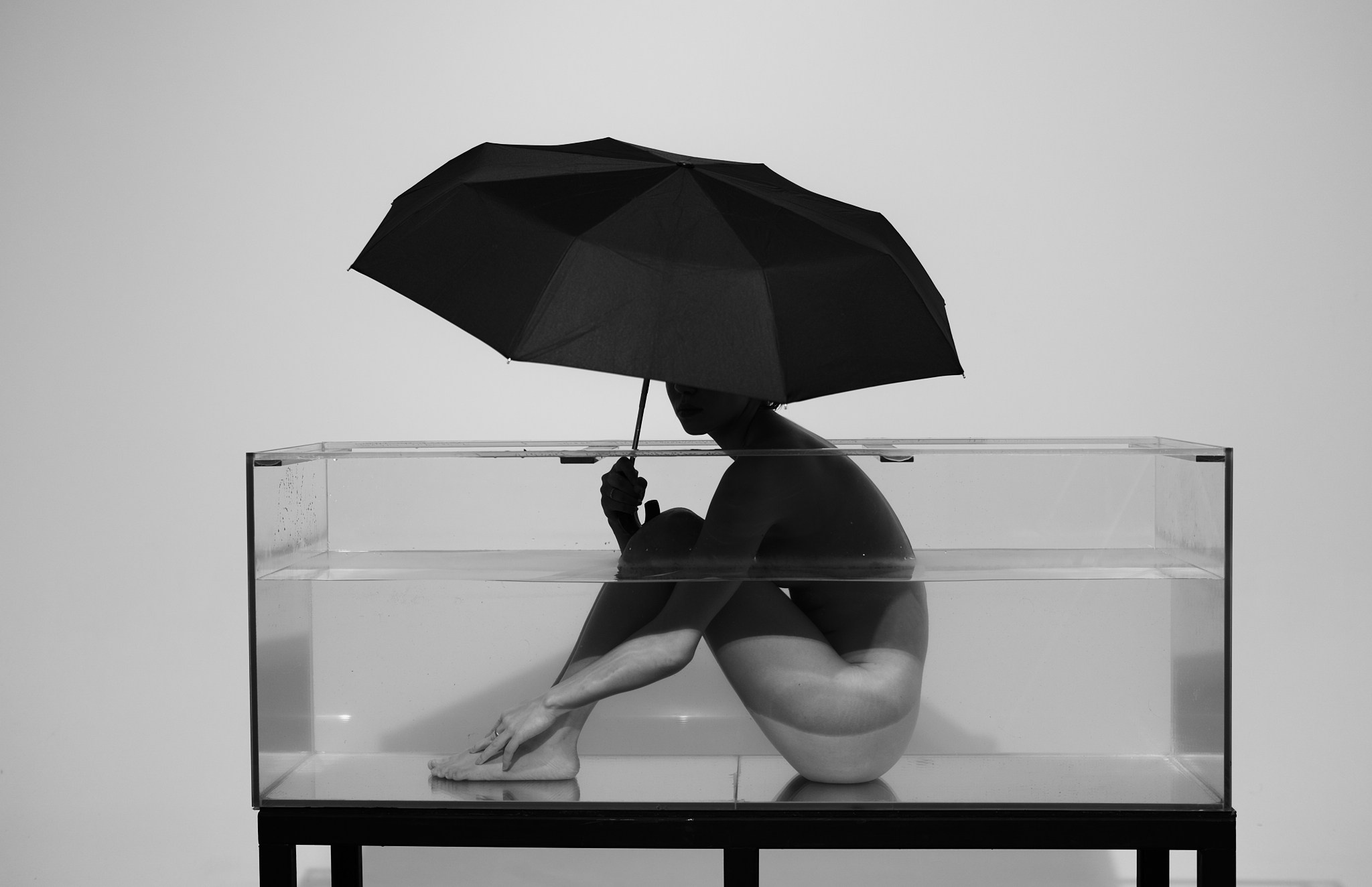 Abstract nude female portrait in soft natural light. Focus on form, emotion, and quiet absence. An intimate fine-art nude exploring the space between presence and disappearance. Shot in ambient light with minimalist aesthetic. Размытая ню-композиция. Женское тело в состоянии покоя, абстракция. Минималистичный кадр фрагмента женского тела в контрастном свете. Художественная ню-фотография, игра текстур. Художественный портрет обнажённой женщины. Светлая сцена, ню-фотография, атмосфера статуи и тишины. Ню в тёплом освещении, женская фигура в статичной позе. Художественное изображение тела, текстуры и свет. фотограф ню. art nude photography photographer