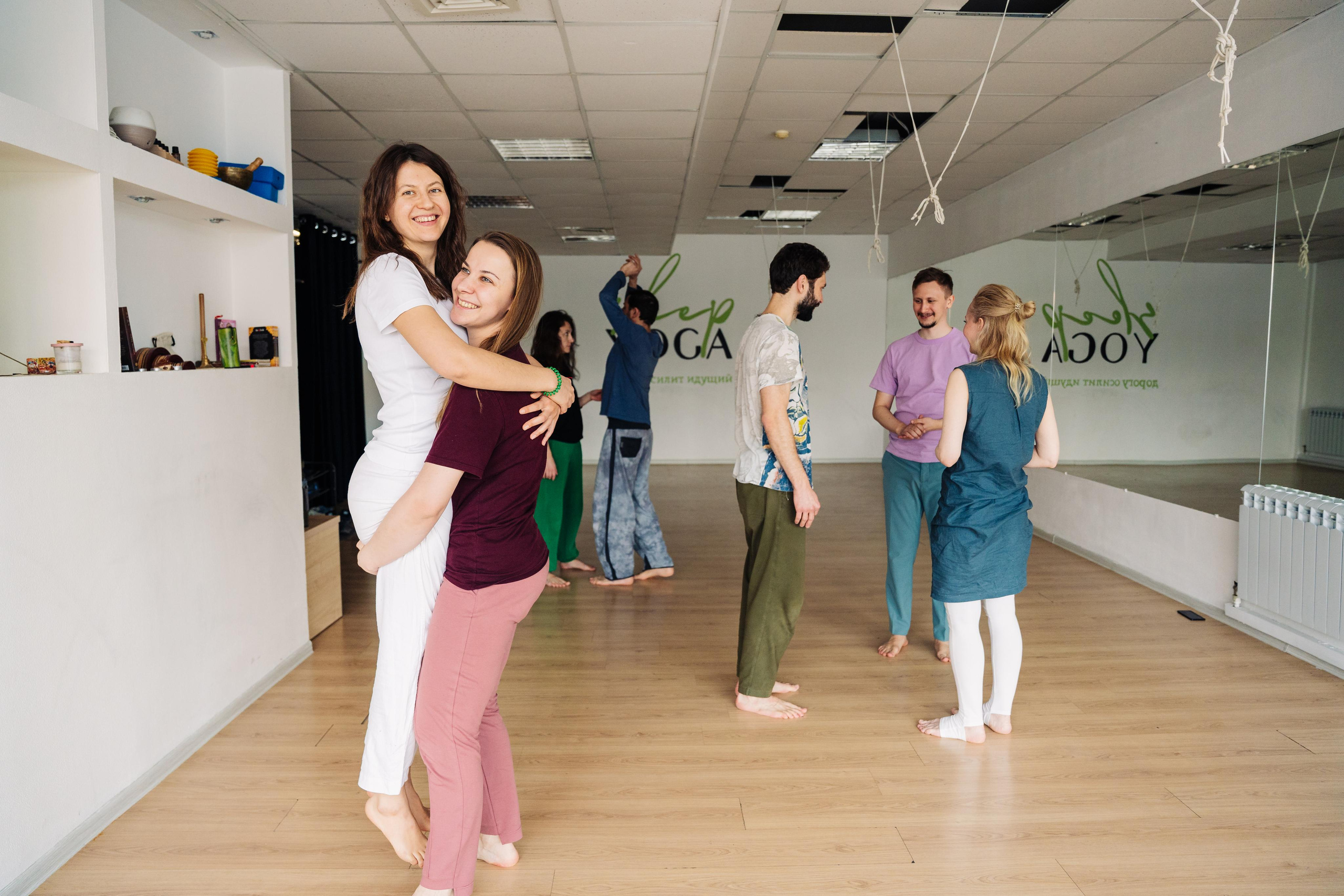 В контактной импровизации почти нет рамок: вы может танцевать очень близко в плотном контакте, можете танцевать далеко на расстоянии, можете танцевать, добавляя чувства в танец, можете танцевать с партнером, в трио или с группой