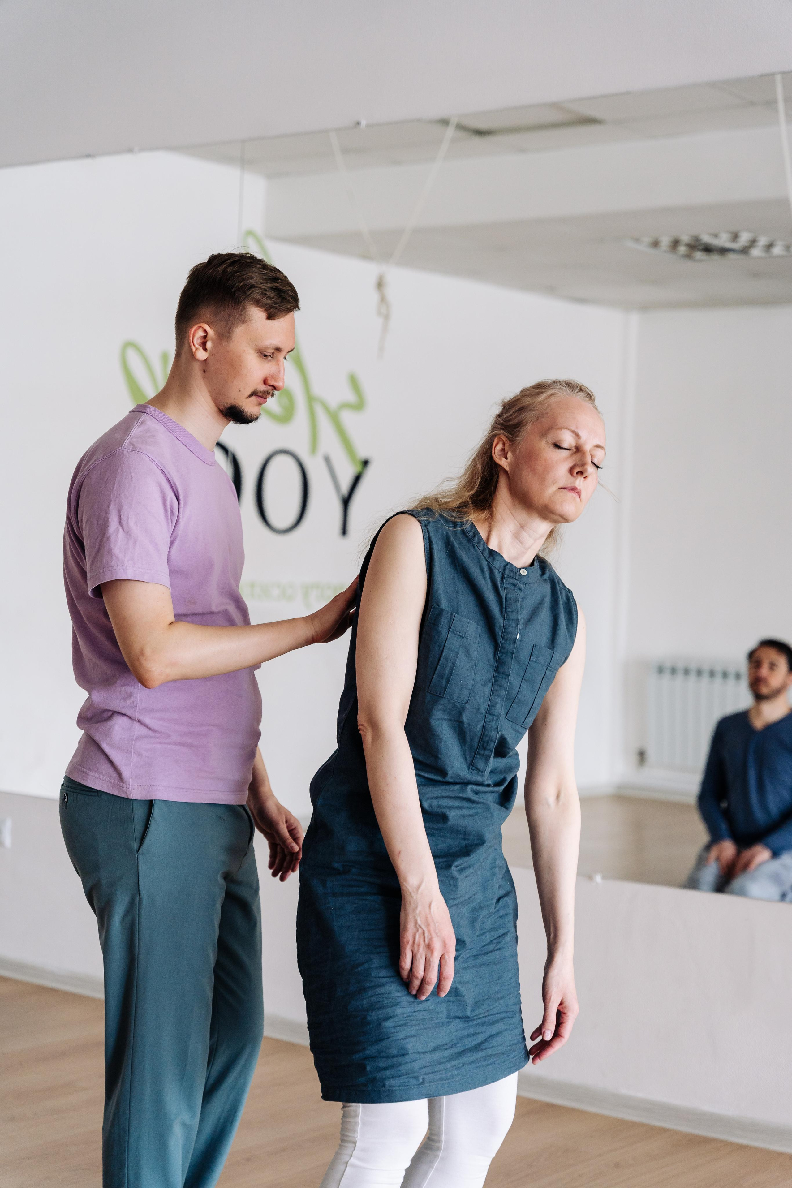 Кто-то приходит «с нуля», именно , с КИ исследует и погружается в свое тело. И в этом плюс контактной импровизаций — т.к. это танец для обычных — необычных людей.