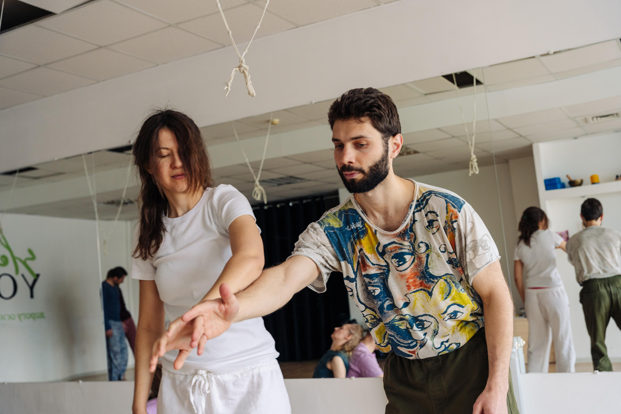 чуствование каждого момента. Каждый учится замечать и различать мельчайшие импульсы в выборе движения у себя и партнера