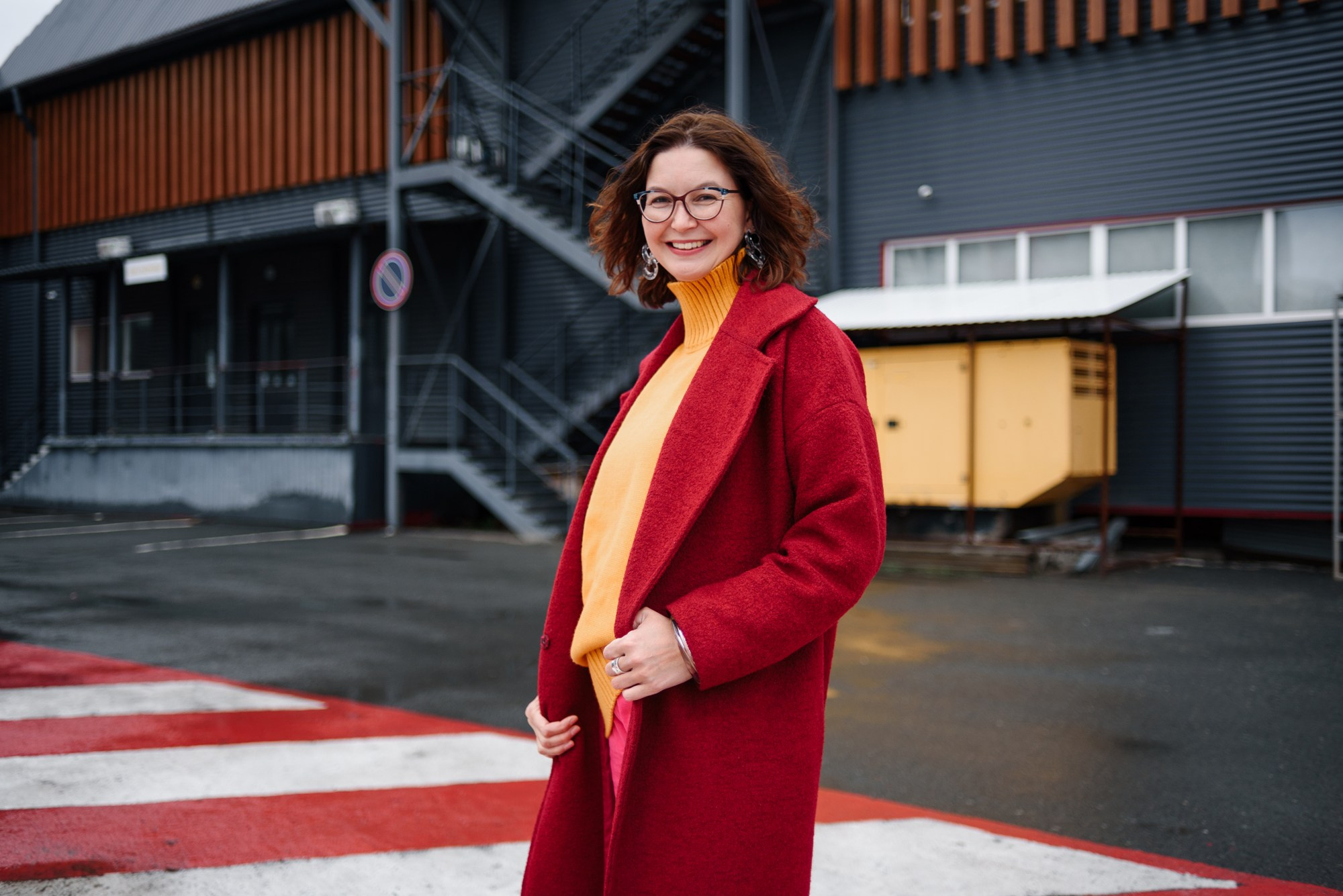 Живой кадр: девушка смеется во время прогулки по Тюмени, европейский стиль жизни