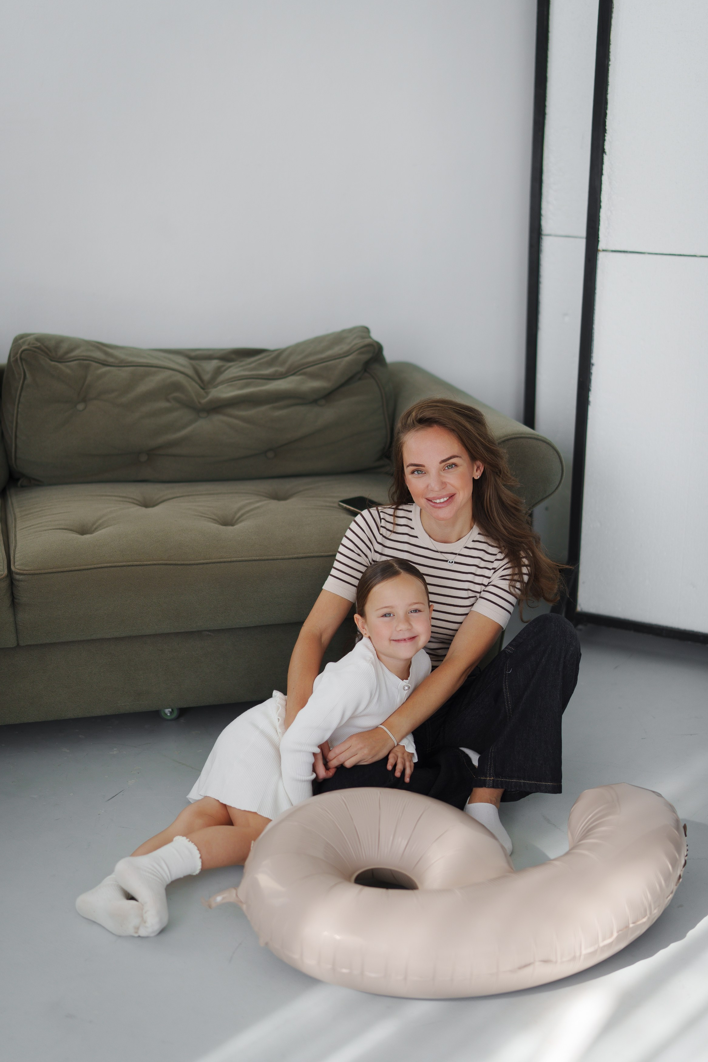 Семейная фотосессия в Уфе в студии Офис46 — тёплые кадры на день рождения ребёнка