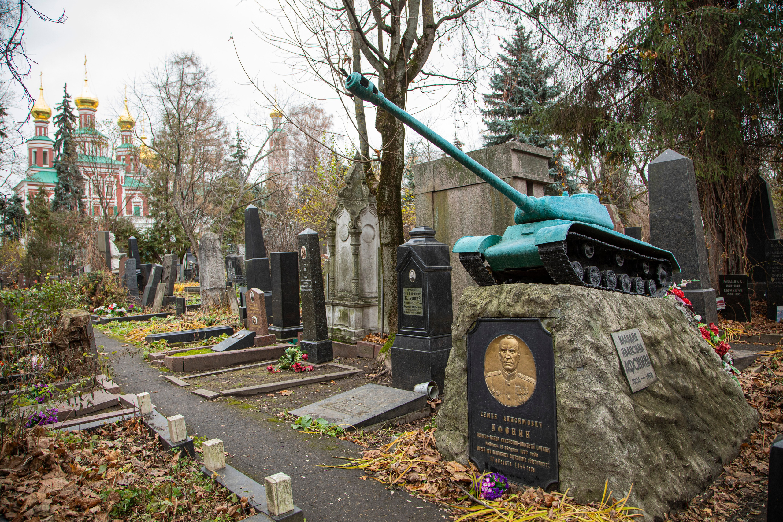 Осенняя прогулка по Новодевичьему кладбищу. Фотограф Сергей Ловкий