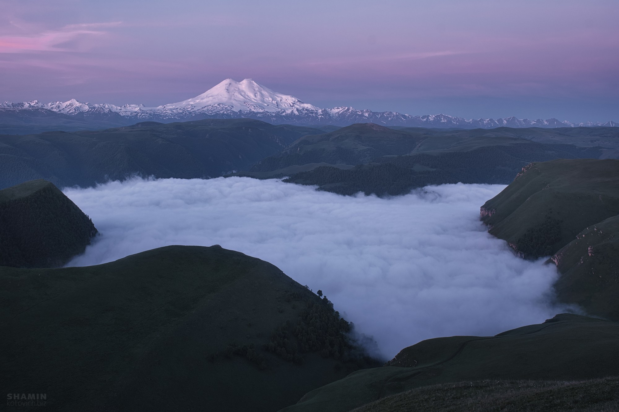 Аэросъёмка пейзажей с дрона — вид с высоты на природу, свет и пространство, запечатлённые в разное время суток.