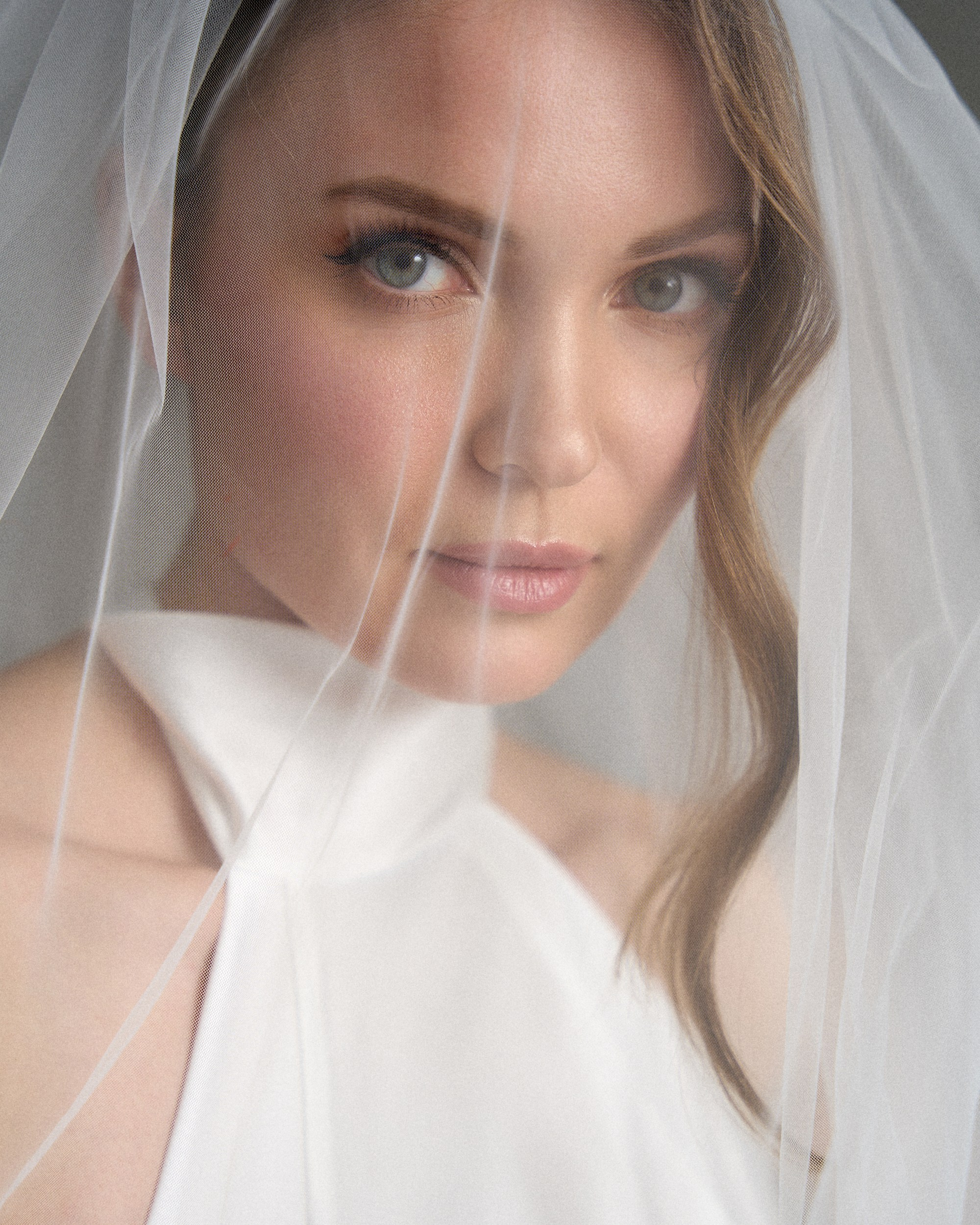 Душевный кадр: портрет невесты через фату. Её глаза сияют, фата создает легкую дымку. Свадебная фотография, фотограф Дмитрий Цветков, Санкт-Петербург