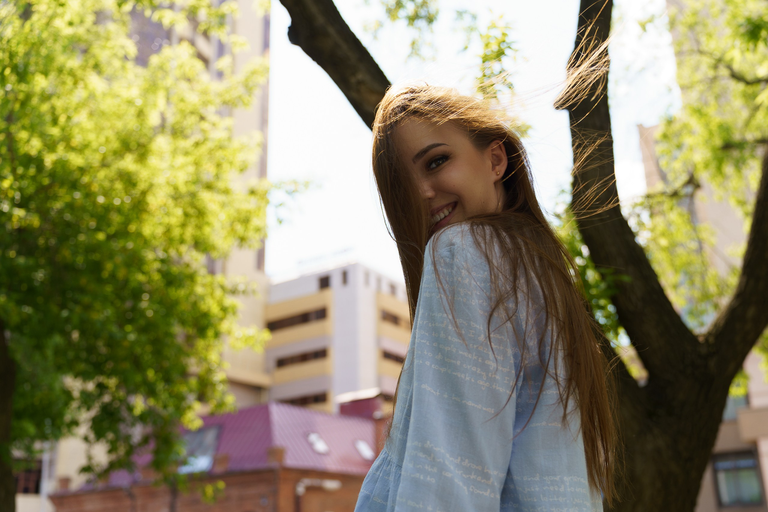 Фото девушки с развивающимися на ветру волосами | портретный фотограф Екатеринбург