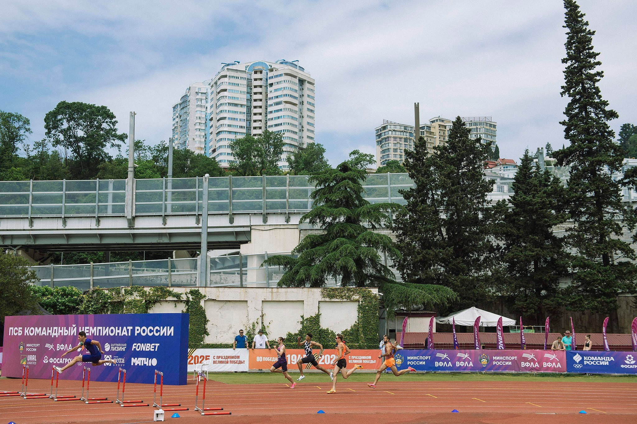 Забег у мужчин 400 метров с барьерами на Командном чемпионате России в Сочи