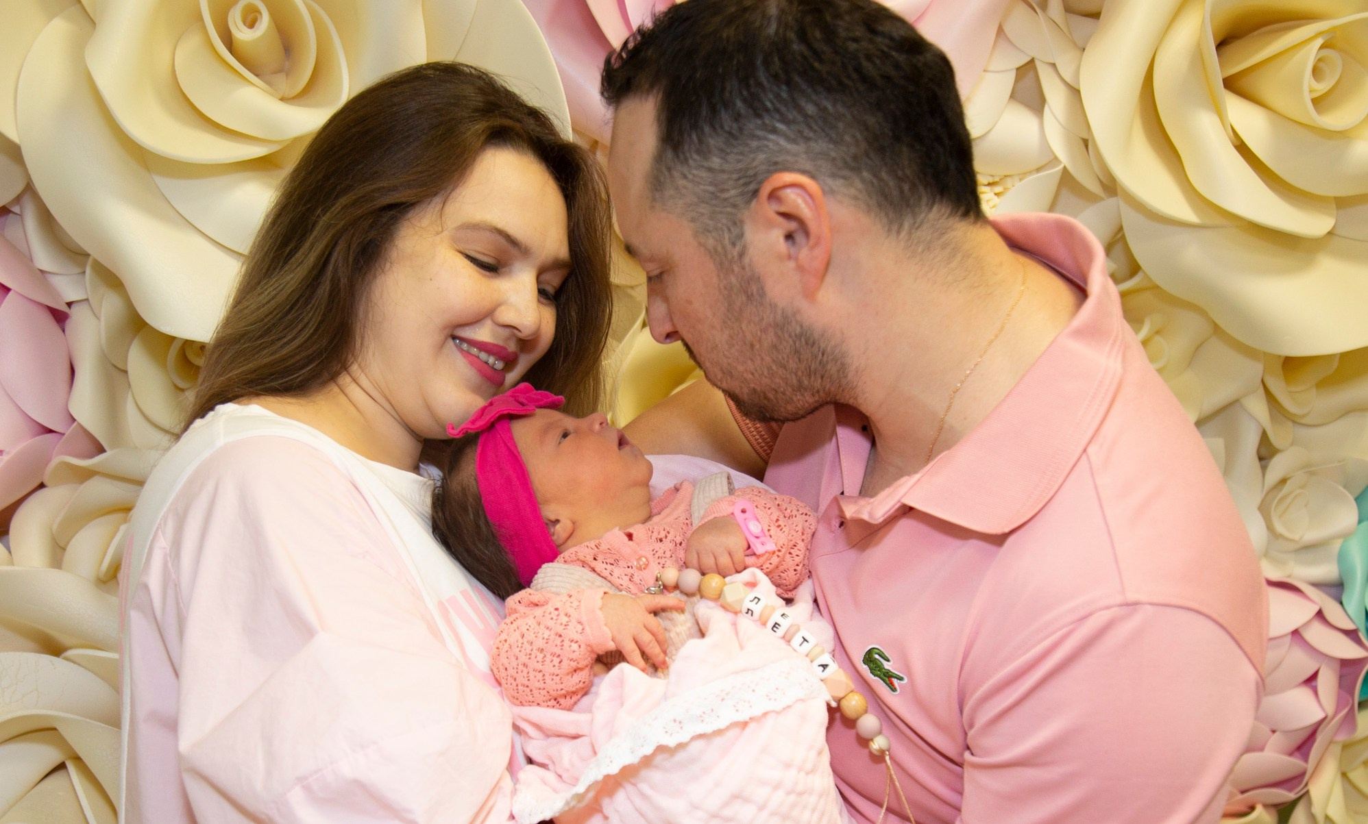 Выписка из роддома в Москве на Щукинской для Рамзии и Эдуарда. Фотосессия в студии в Москве от профессионального фотографа услуги по доступным ценам