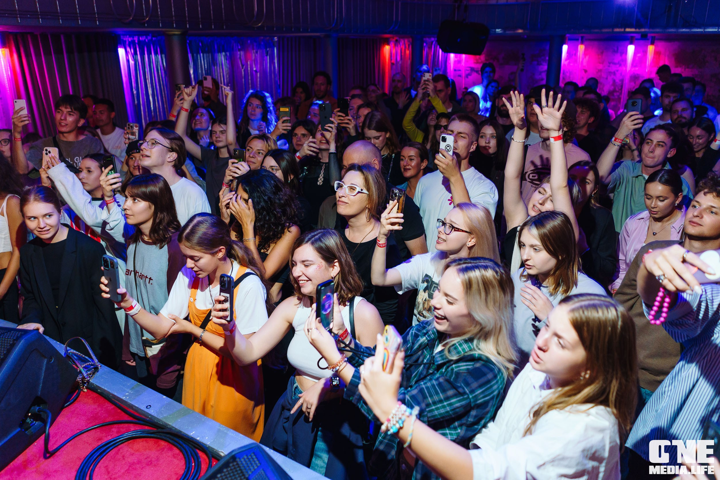 Фоторепортаж из клуба UNIVERSAL. One Media Life: фоторепортажи, фотоотчеты с мероприятий и заведений