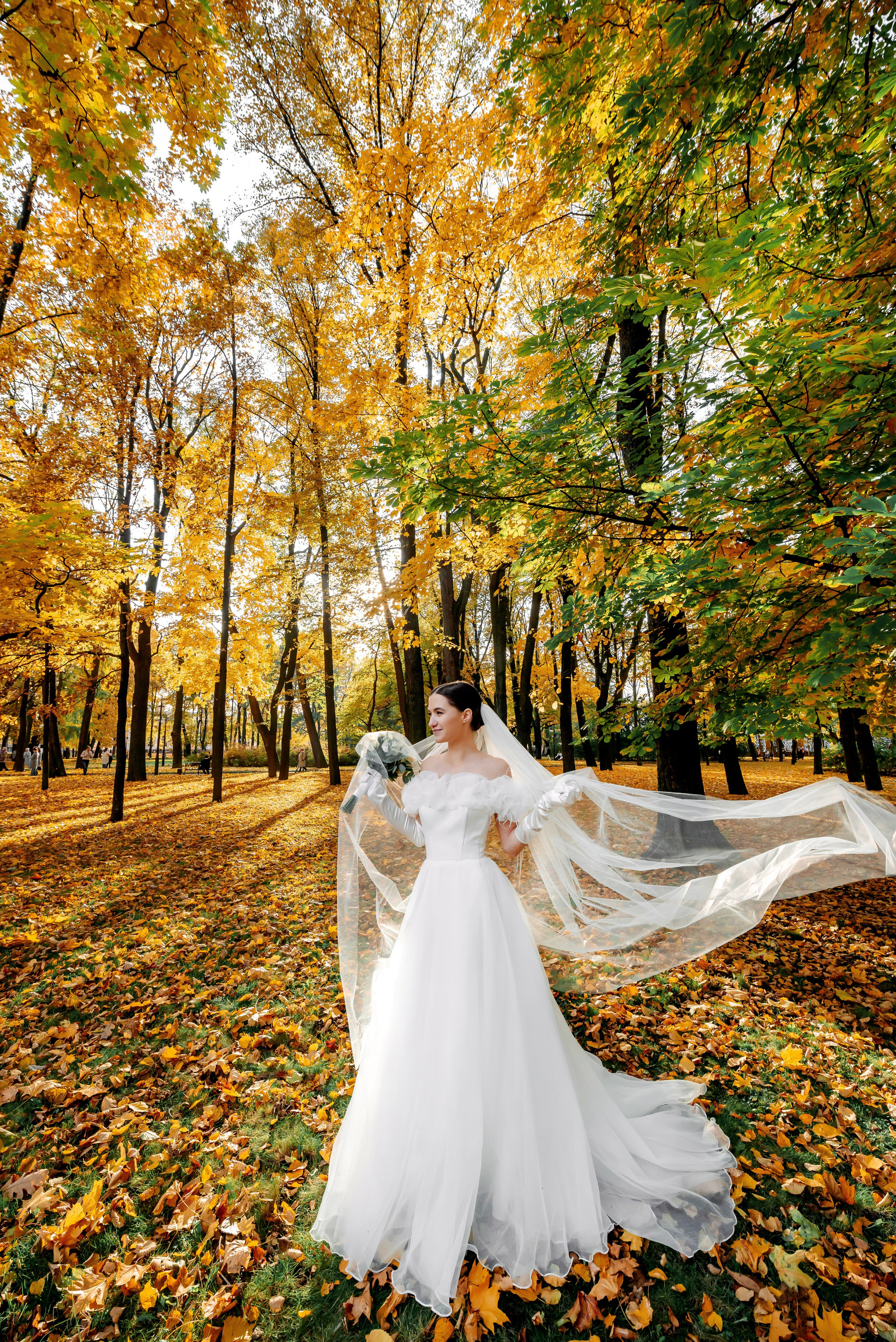 Осенняя великолепная свадебная прогулка жениха и невесты в октябре в Санкт-Петербурге в Михайловском парке и у Атлантов на Миллионной улице. Портретный, семейный и свадебный фотограф в Санкт-Петербурге и в Пушкине Ширяев Денис