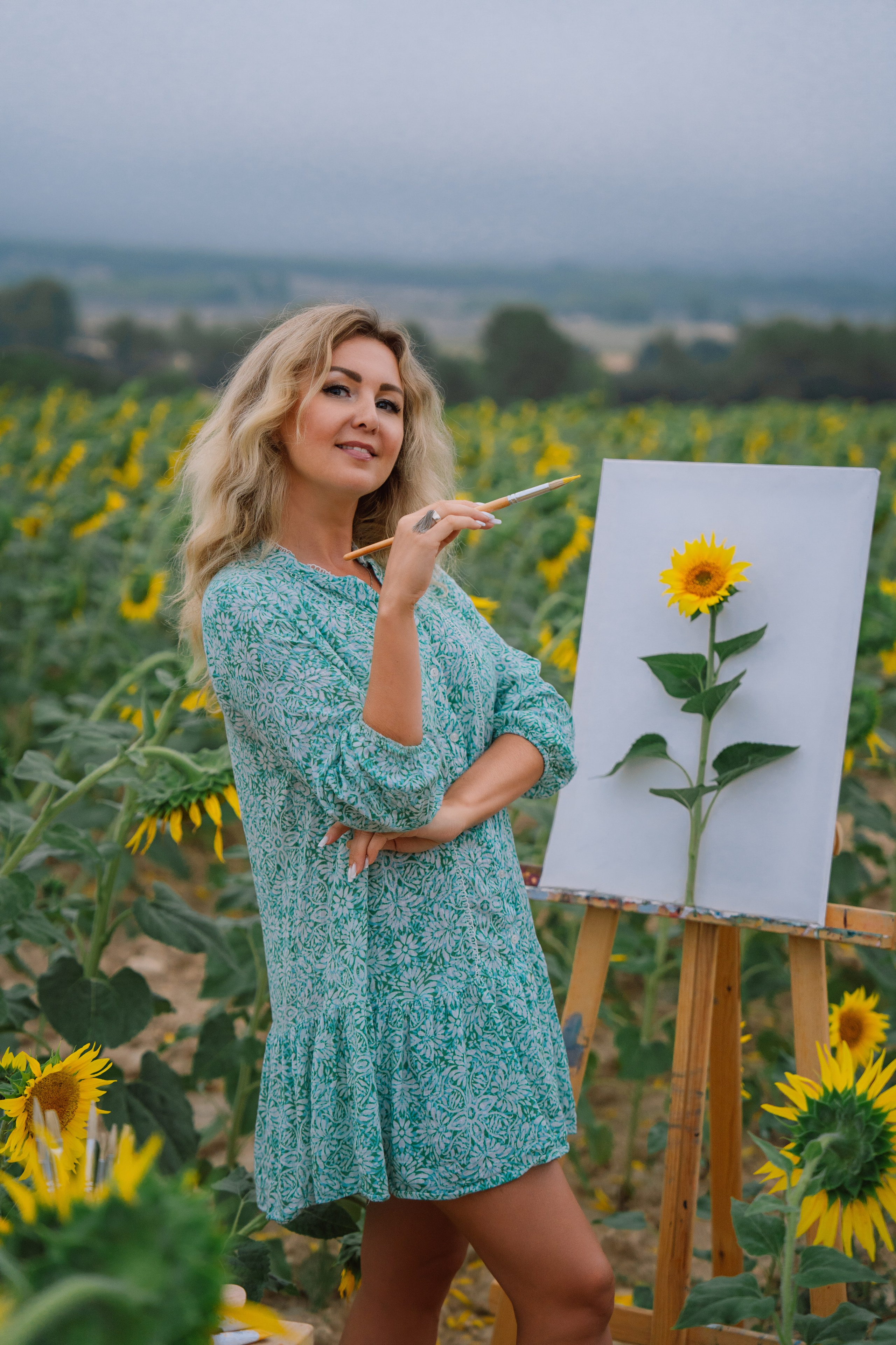 фотосессия в стиле художница в поле подсолнухов