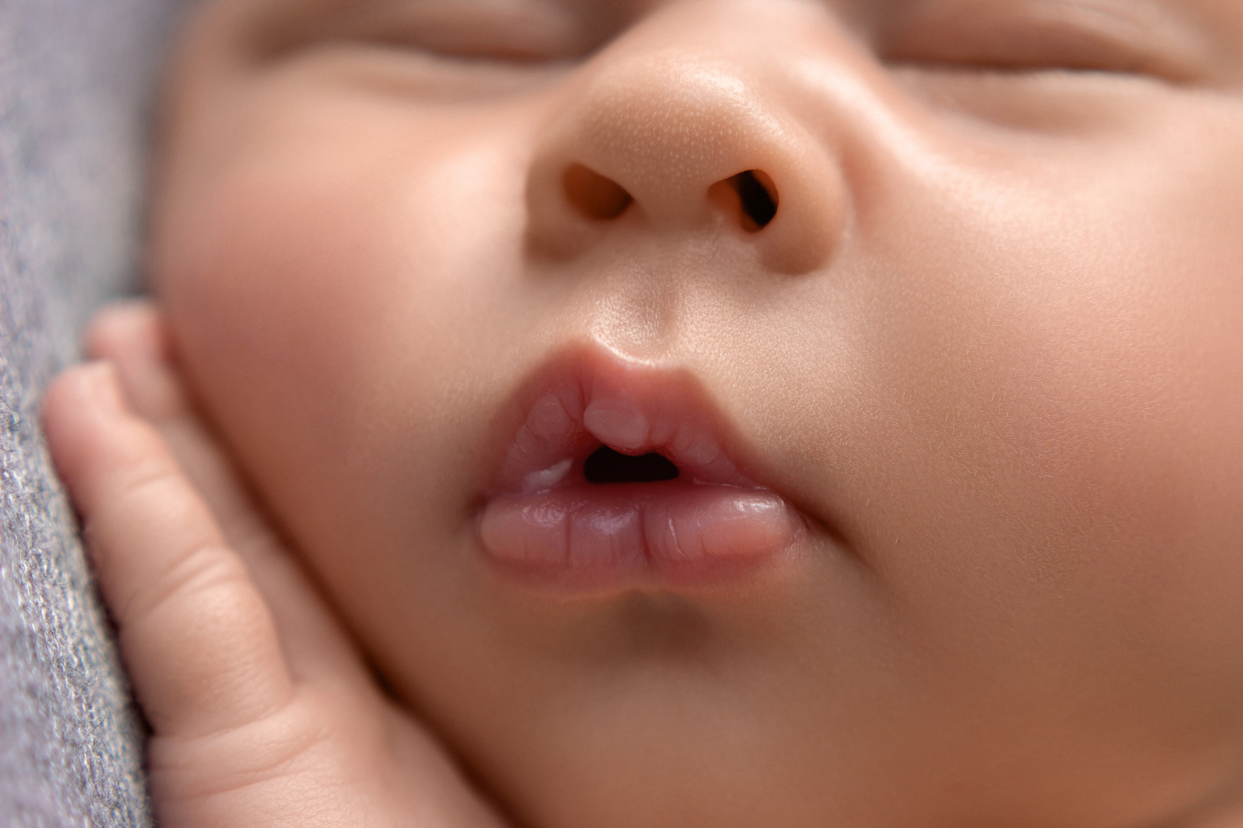 Минималистическая фотосессия новорождённого богатыря