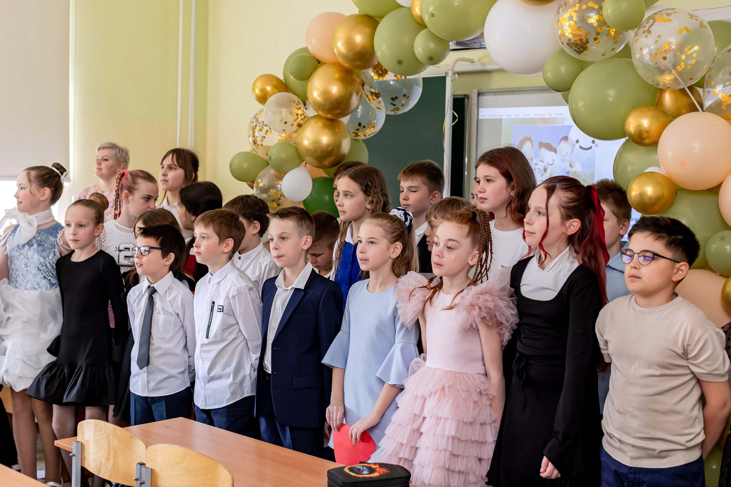 Выпускной в начальной школе в классе. Фотограф и видеограф Москва. Свадебный фотограф, видеограф. Выпускные альбомы. Оживающие альбомы