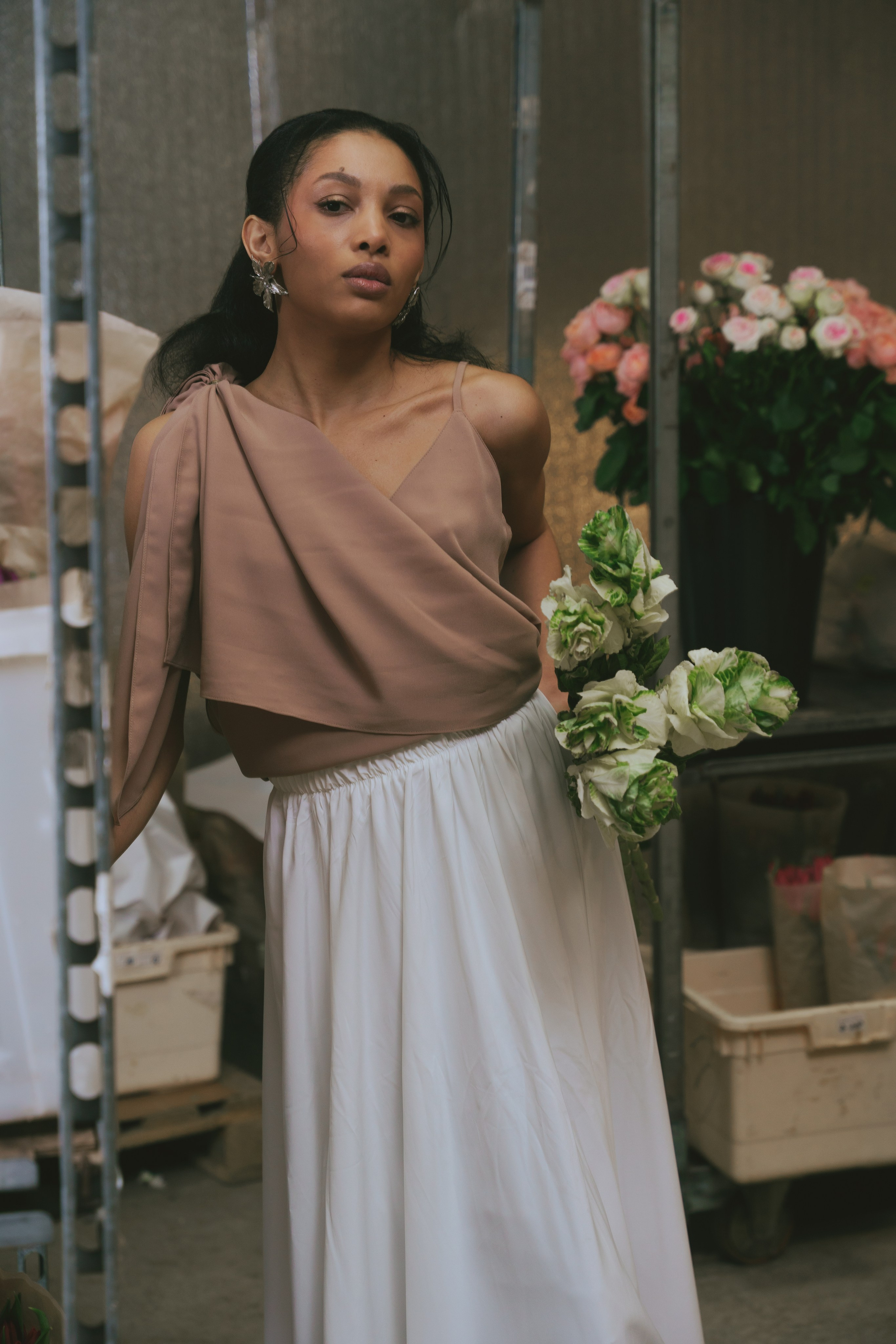 Гармония урбанистики и природы: съемка в цветочном магазине