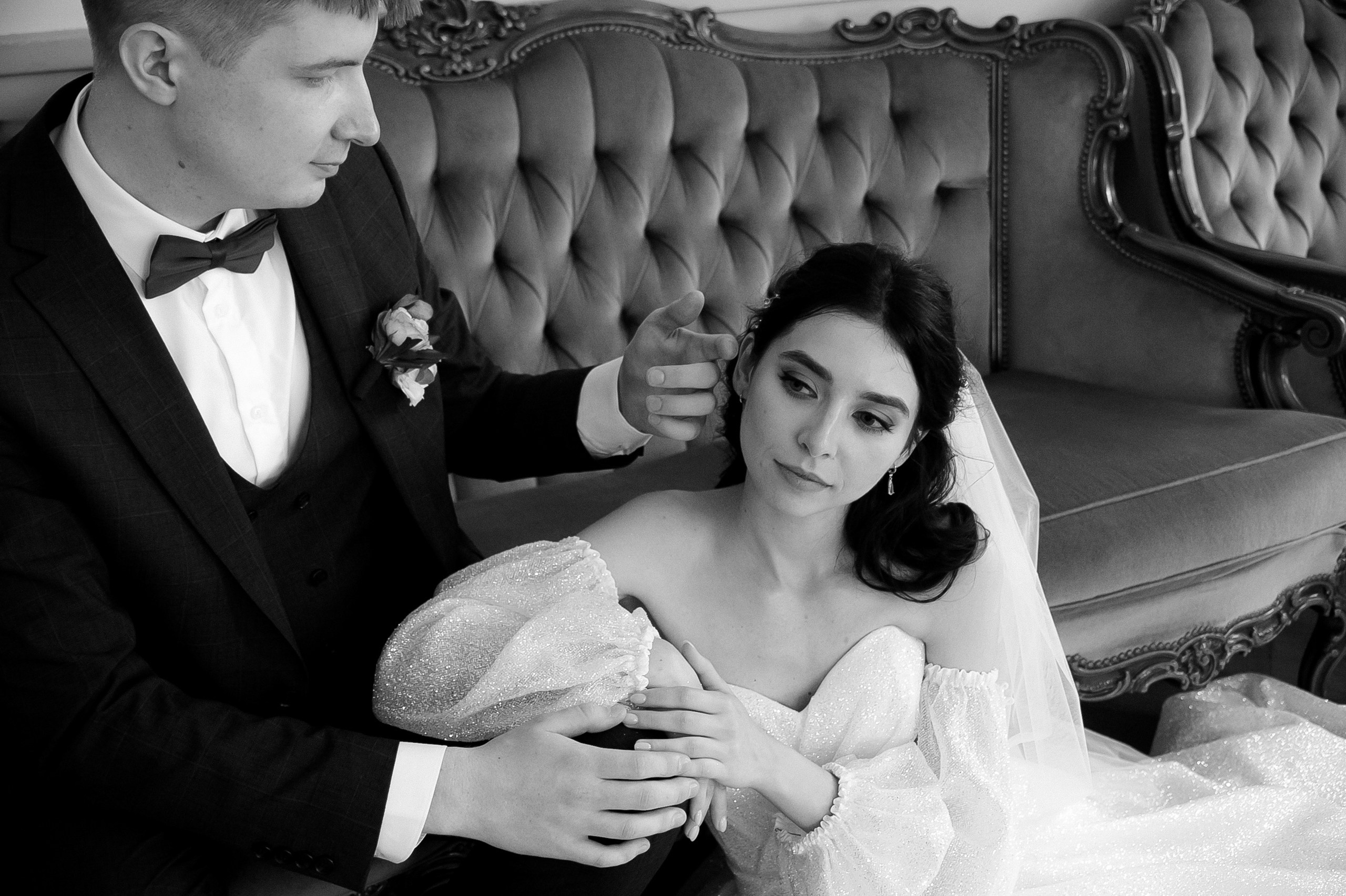 Свадебная фотография в кинематографическом стиле, нежность между двумя влюбленными в театре