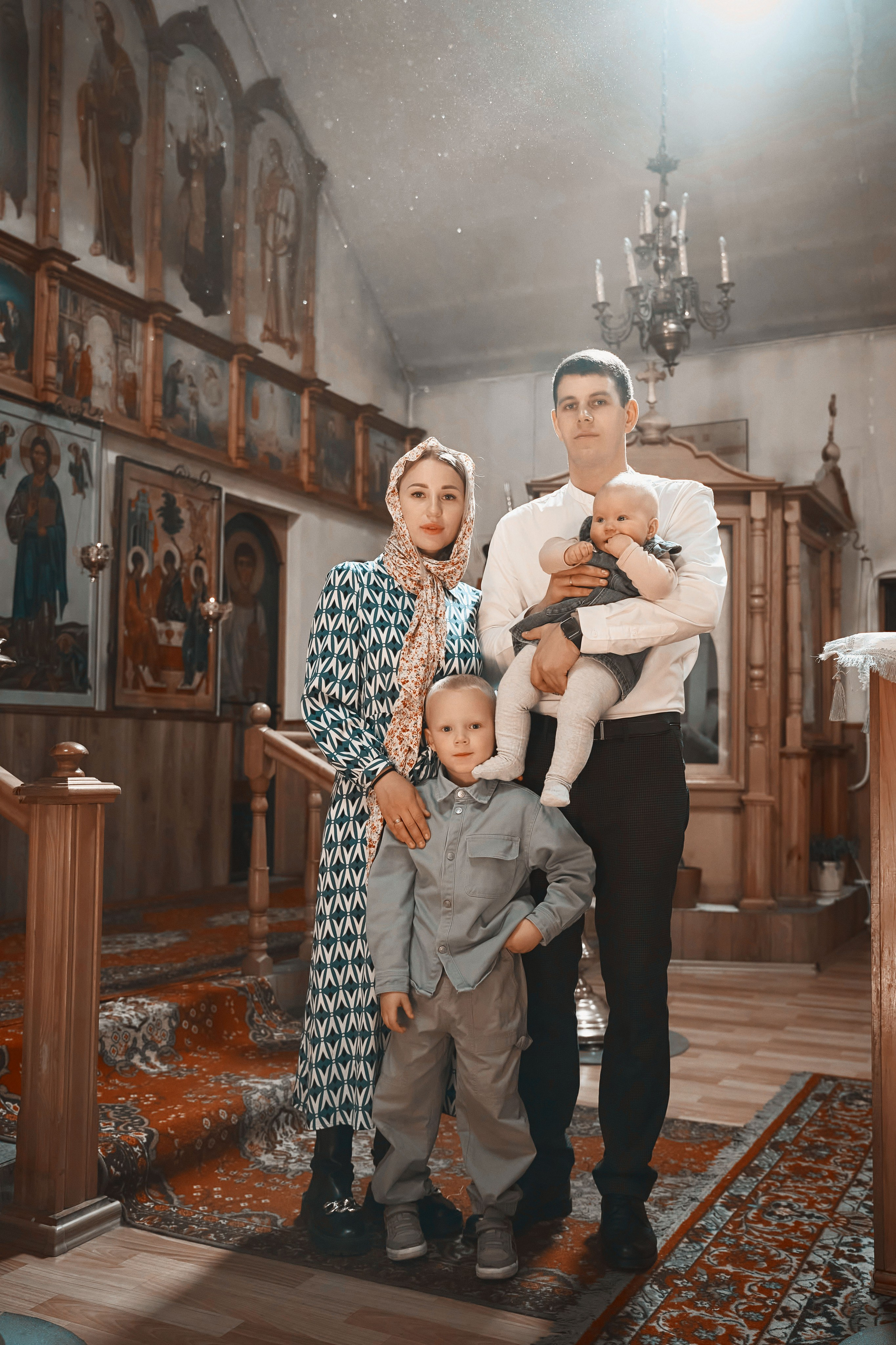 общее семейное фото после крещения в храме иконы Божией Матери «Утоли моя печали» в Марьине