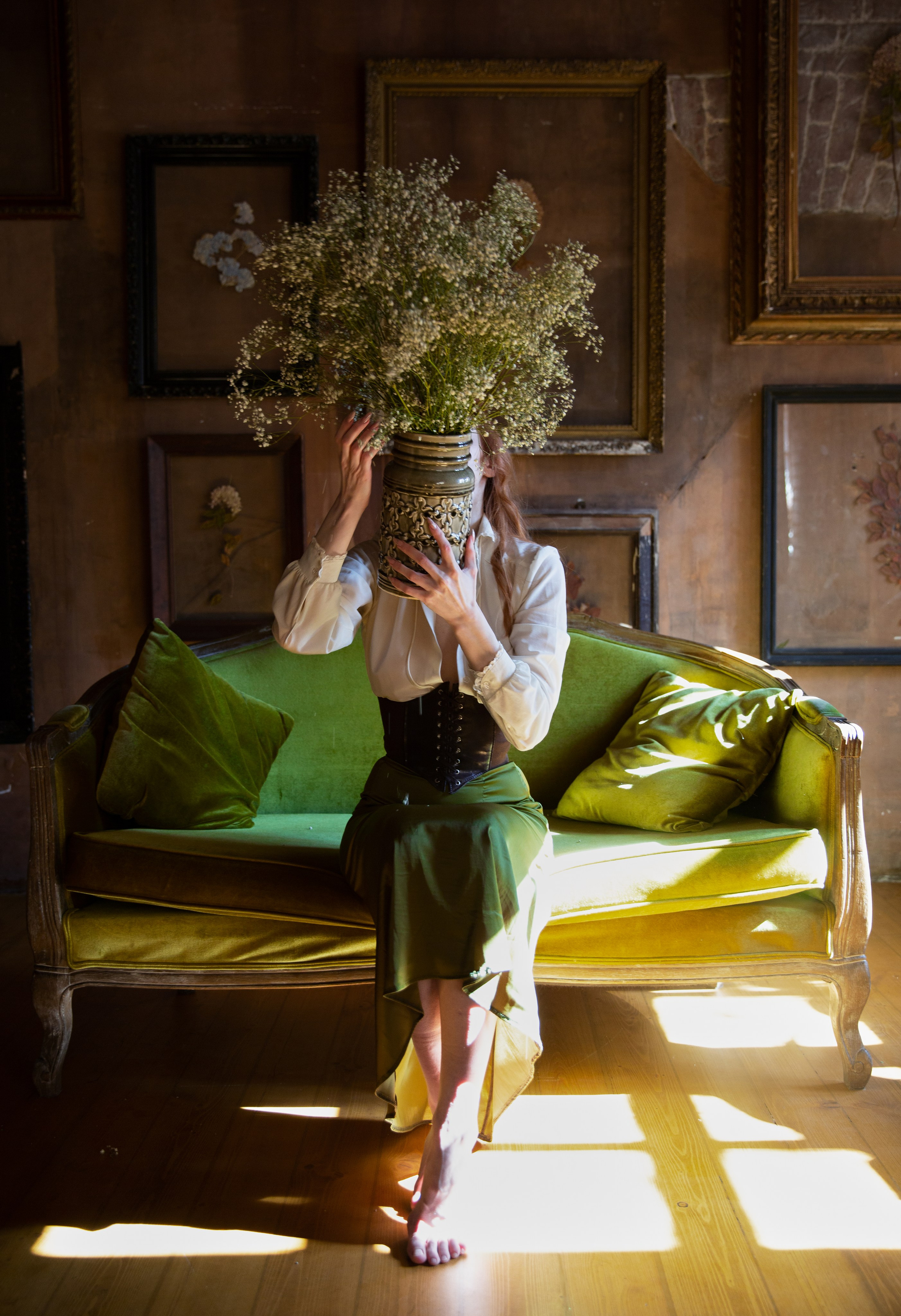 Abstract nude female portrait in soft natural light. Focus on form, emotion, and quiet absence. An intimate fine-art nude exploring the space between presence and disappearance. Shot in ambient light with minimalist aesthetic. Размытая ню-композиция. Женское тело в состоянии покоя, абстракция. Минималистичный кадр фрагмента женского тела в контрастном свете. Художественная ню-фотография, игра текстур. Художественный портрет обнажённой женщины. Светлая сцена, ню-фотография, атмосфера статуи и тишины. Ню в тёплом освещении, женская фигура в статичной позе. Художественное изображение тела, текстуры и свет. фотограф ню. art nude photography photographer