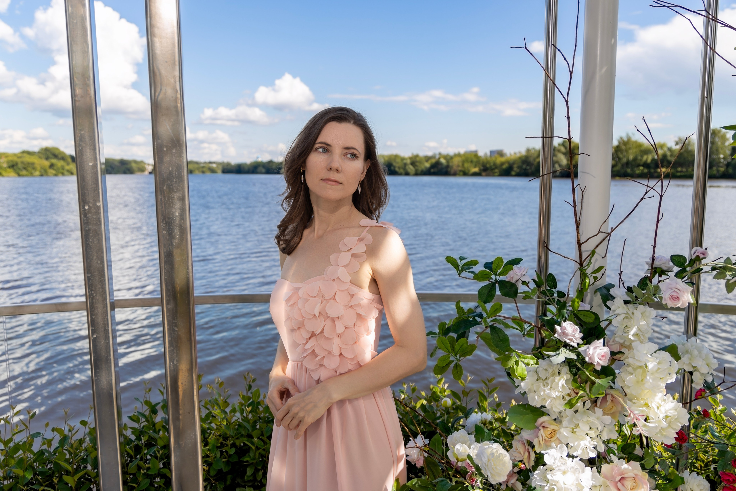 Фотосессия на новой набережной Коломенского: нежность, цветы и вдохновение. Репортажный, семейный и студийный фотограф в Москве Демин Алексей
