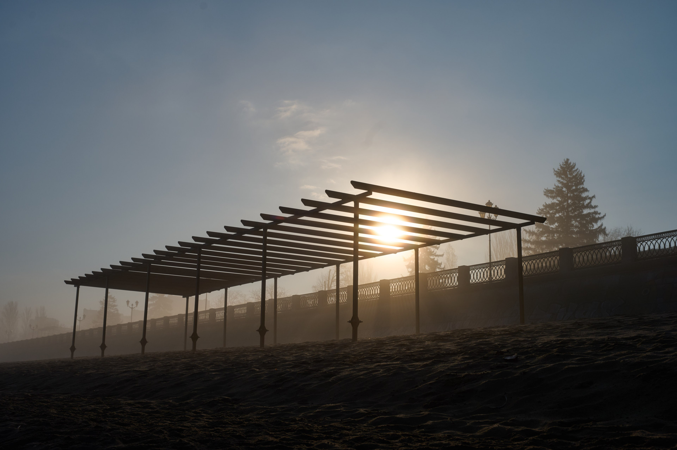 Туман на набережной Волги в Самаре, 8 апреля 2025 года