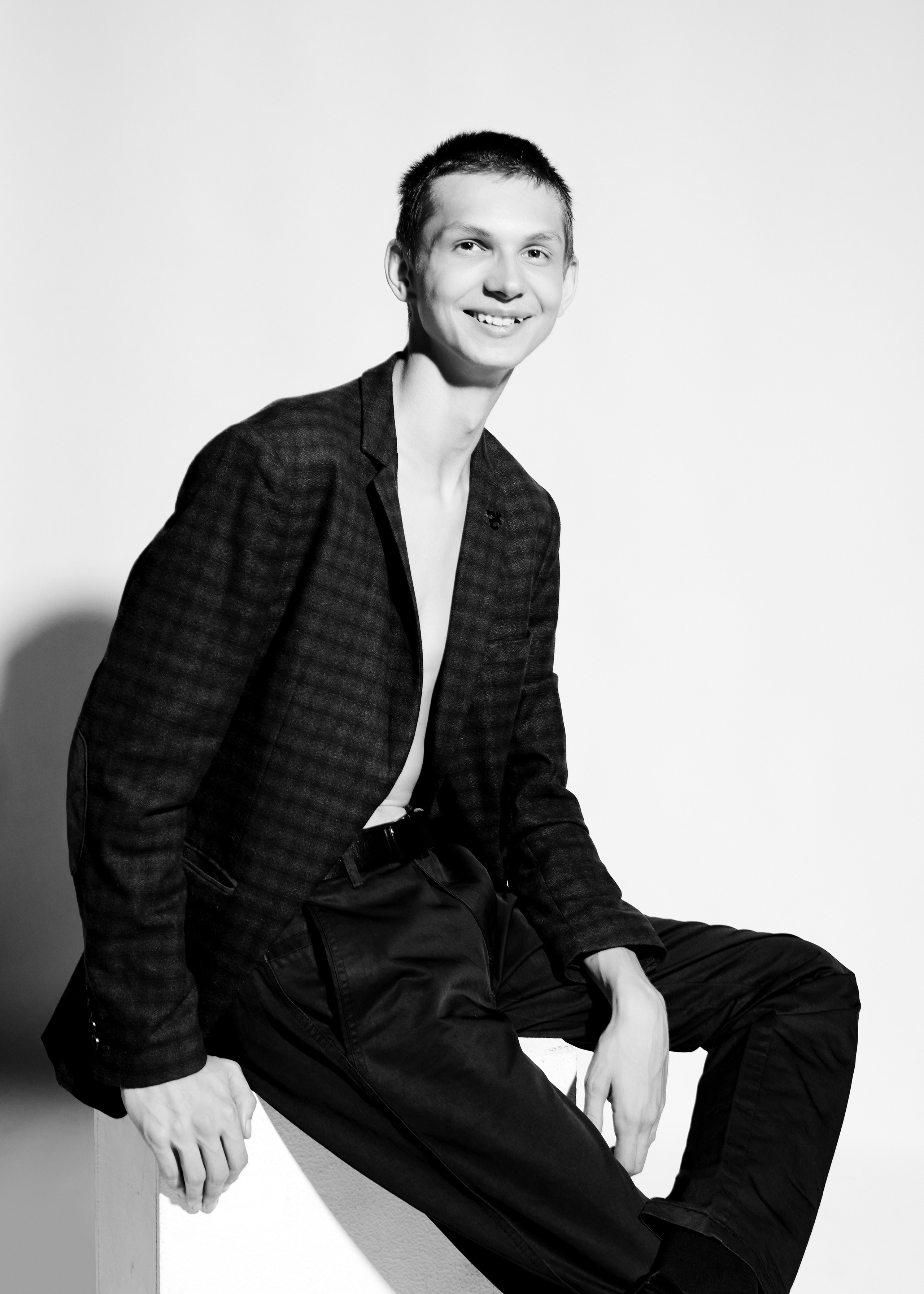 Чб, портрет сидя на кубе